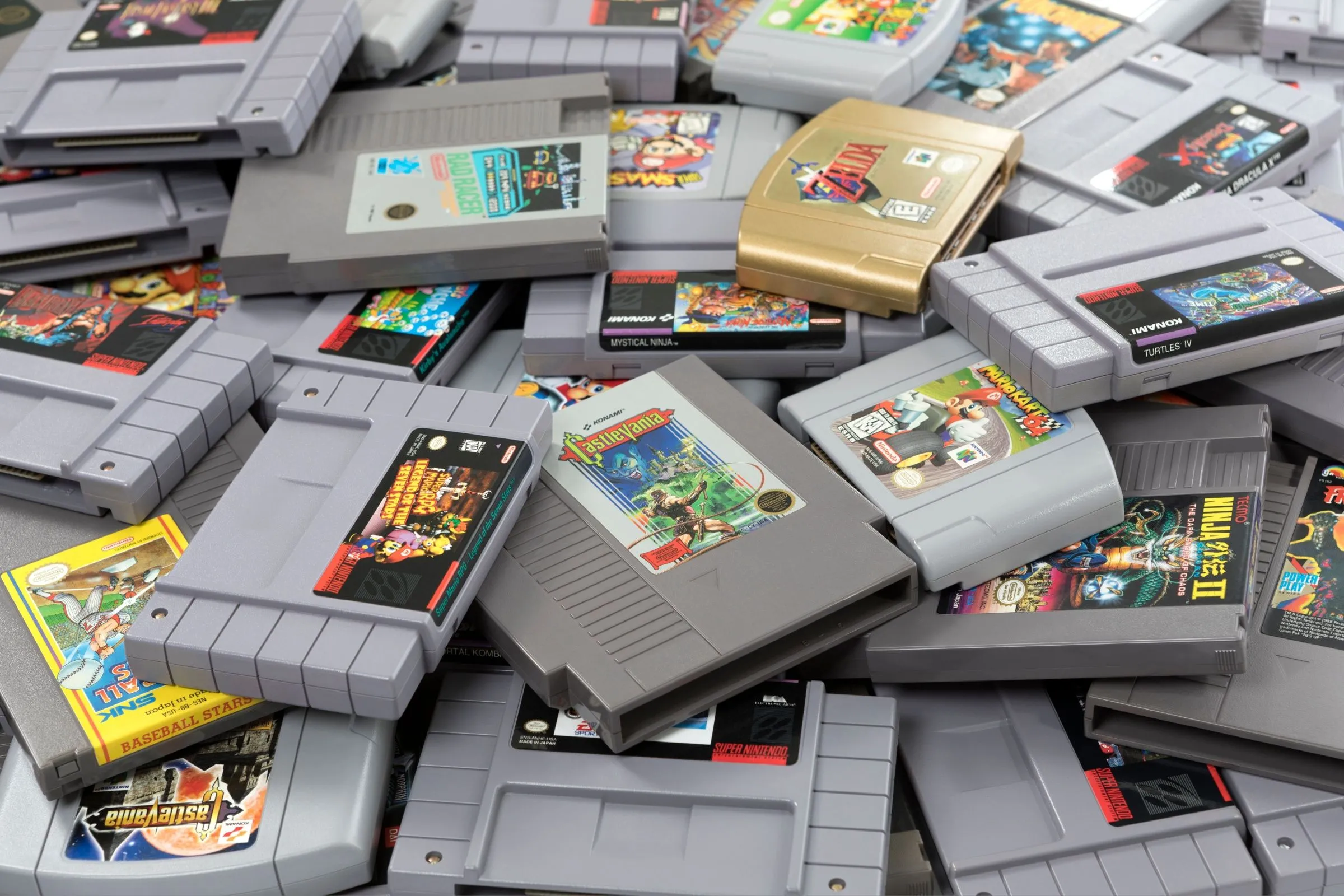 Một chồng băng game Nintendo cổ điển, biểu tượng của sự đổi mới trong các thế hệ console game đầu tiên.