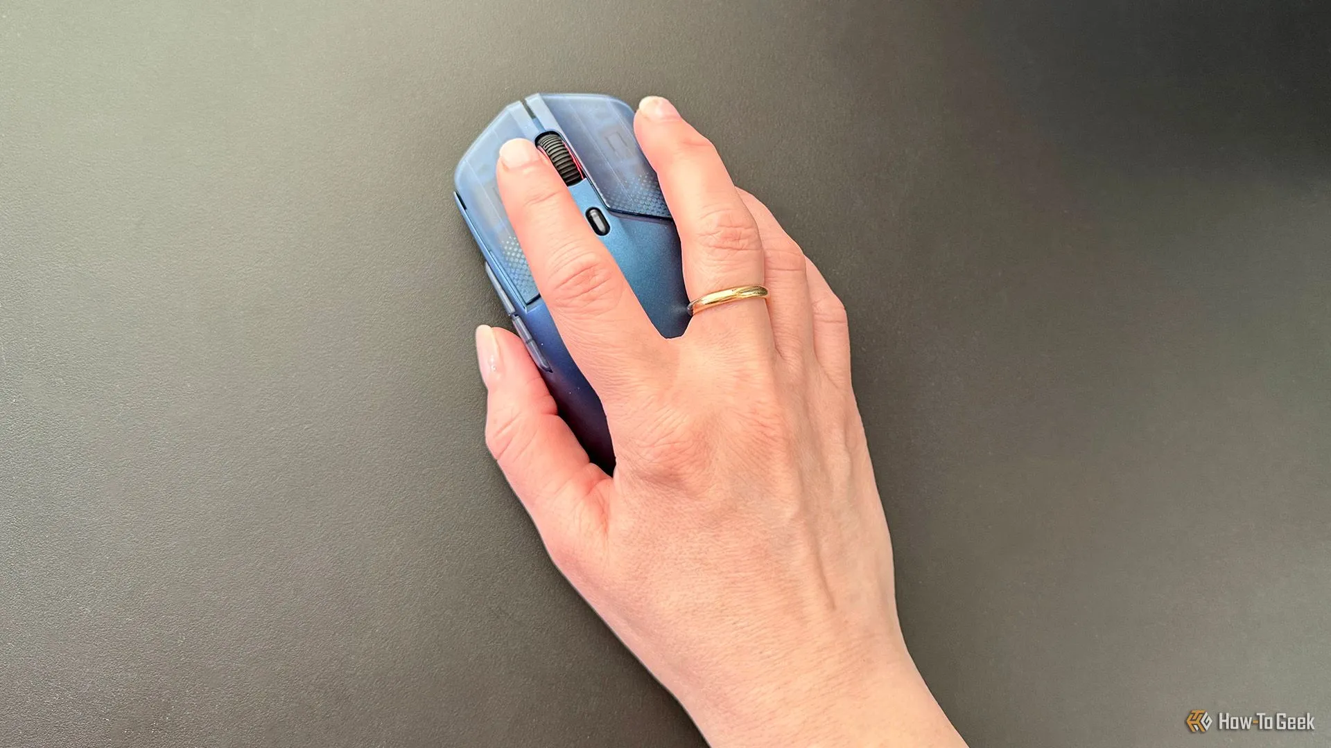 Một game thủ đang sử dụng chuột HyperX Pulsefire Haste 2 S để chơi game, thể hiện sự tập trung và tốc độ phản ứng