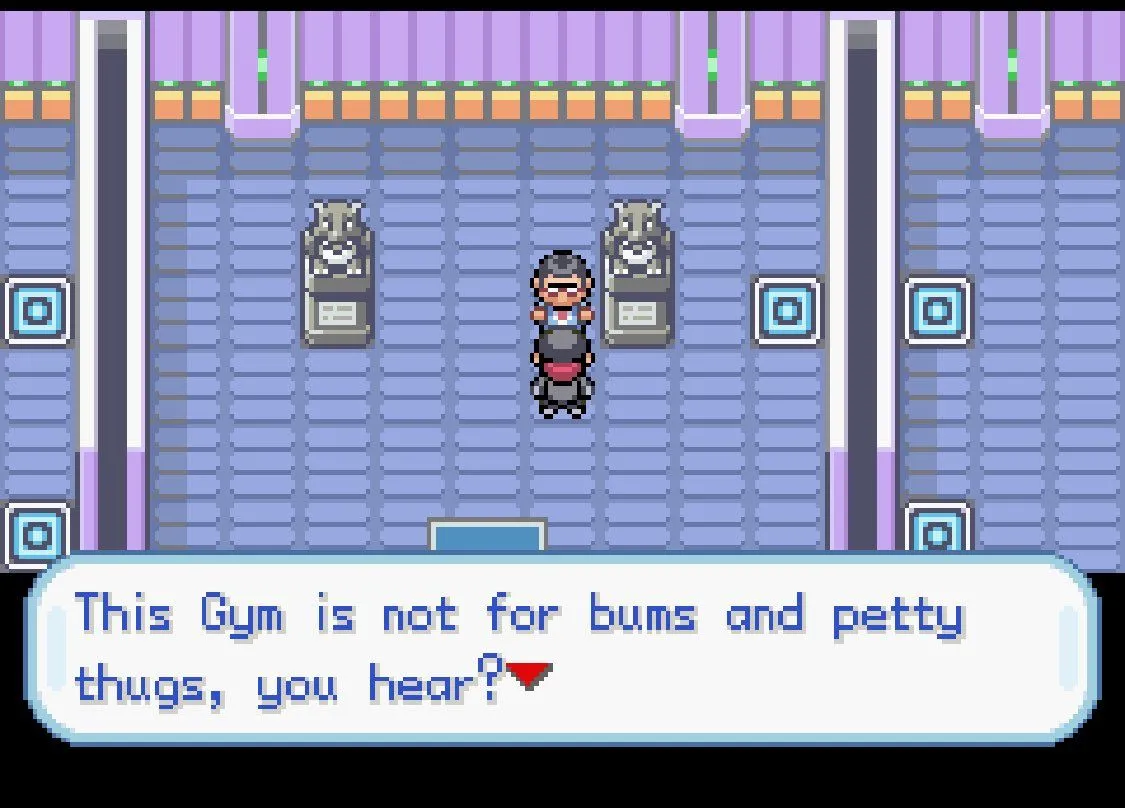 Một huấn luyện viên cố gắng vào phòng gym trong Pokémon FireRed: Rocket Edition, với giao diện quen thuộc của game FireRed.