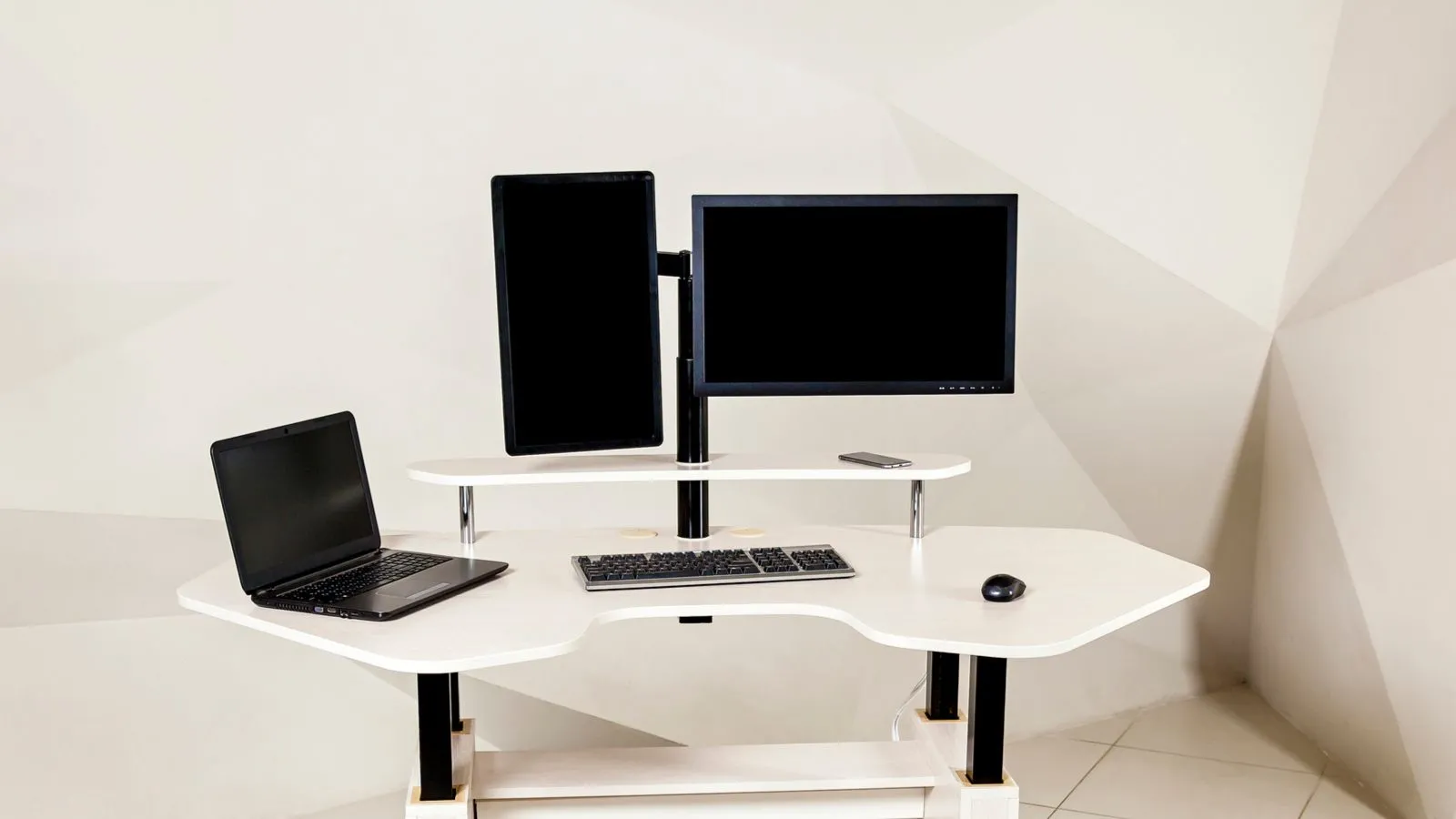 Một màn hình ultrawide hiển thị đồng thời nội dung từ nhiều thiết bị khác nhau qua chế độ PBP.