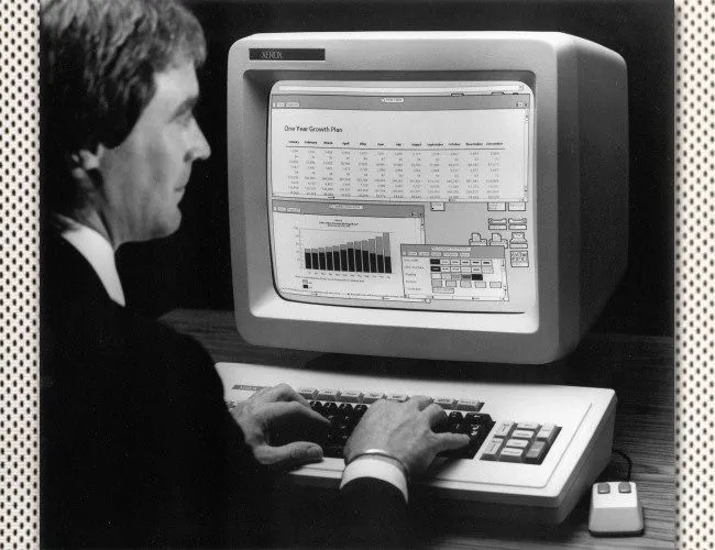 Một người đàn ông đang sử dụng máy tính Xerox Star với giao diện đồ họa.
