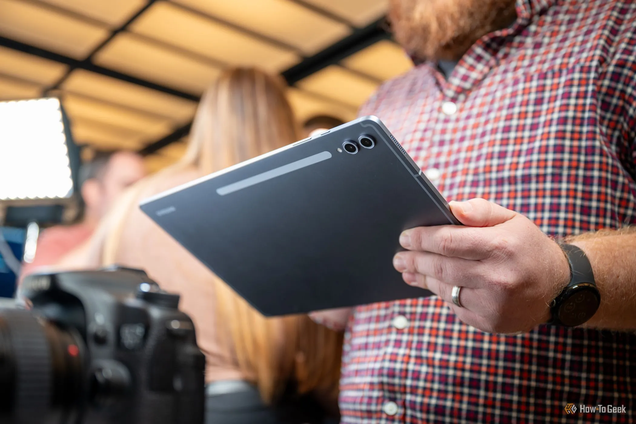 Một người đang cầm và sử dụng máy tính bảng Samsung Galaxy Tab S10 Ultra, minh họa trải nghiệm người dùng