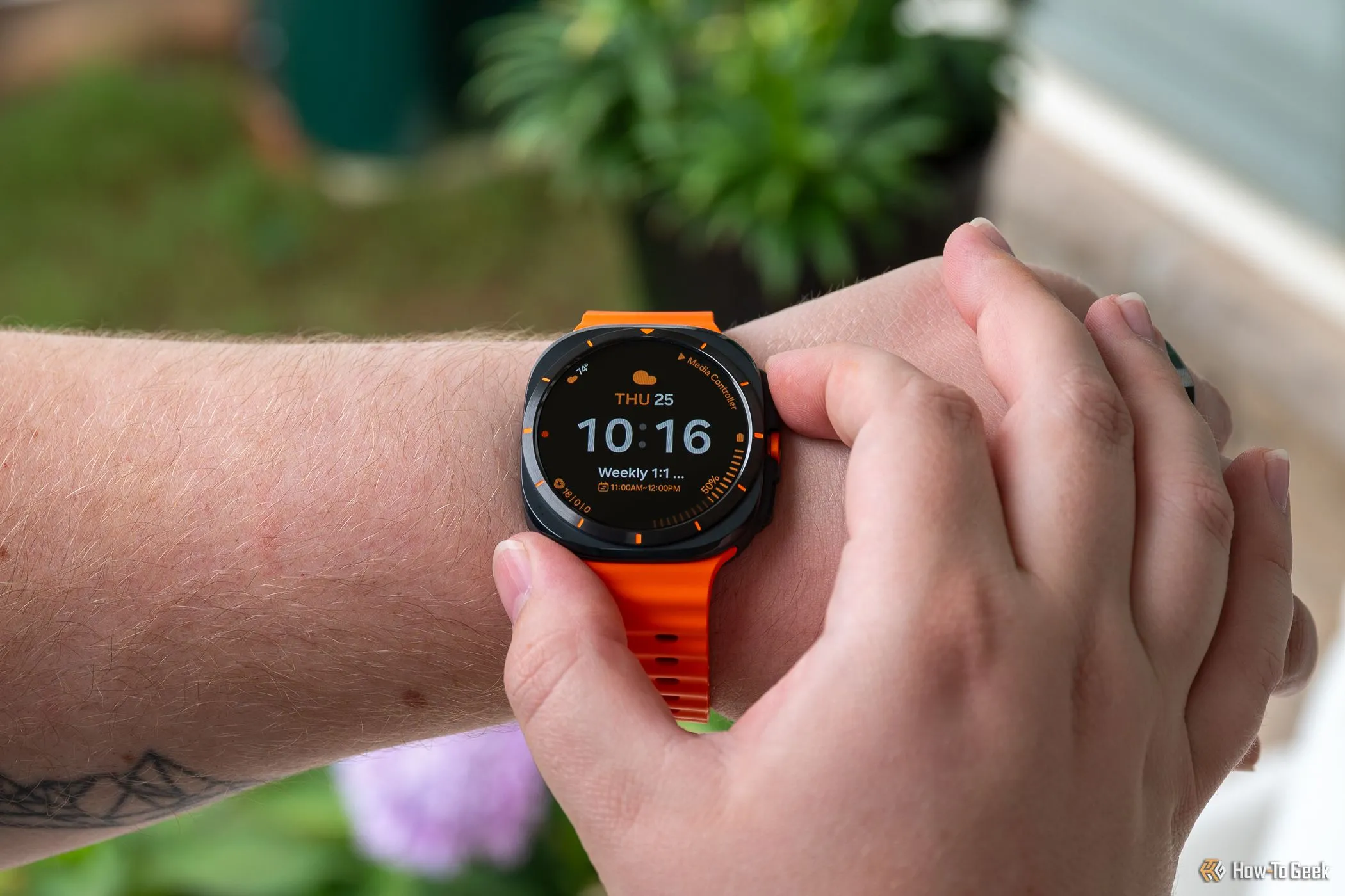 Một người đang đeo đồng hồ thông minh Samsung Galaxy Watch Ultra và tương tác với nút bấm bên hông