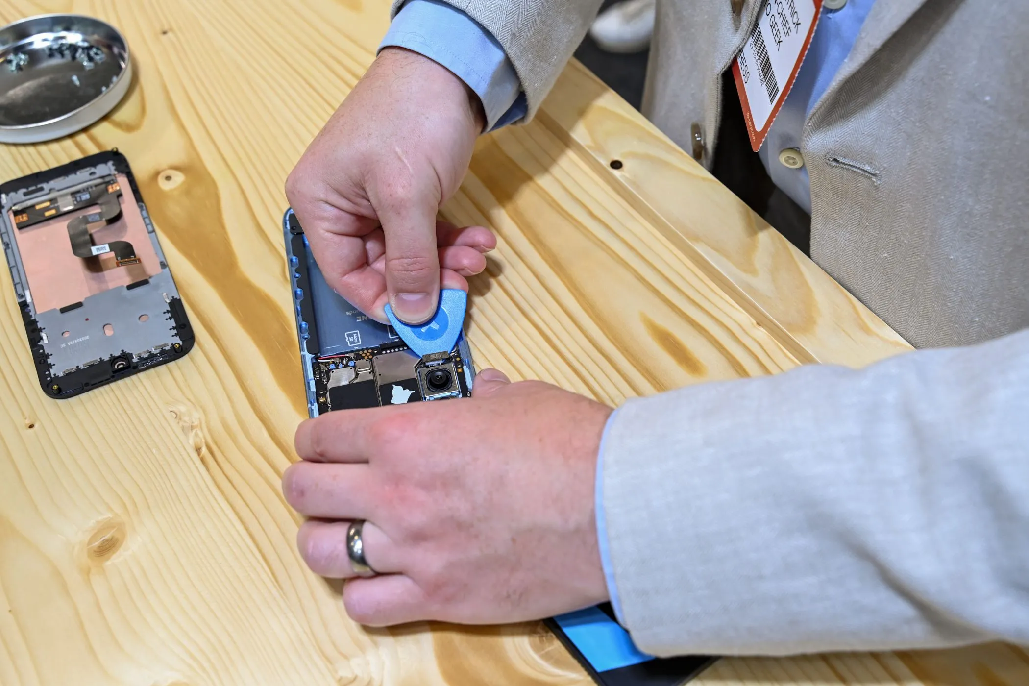 Một người dùng thay thế linh kiện trên Fairphone tại triển lãm IFA 2023, thể hiện khả năng sửa chữa cao