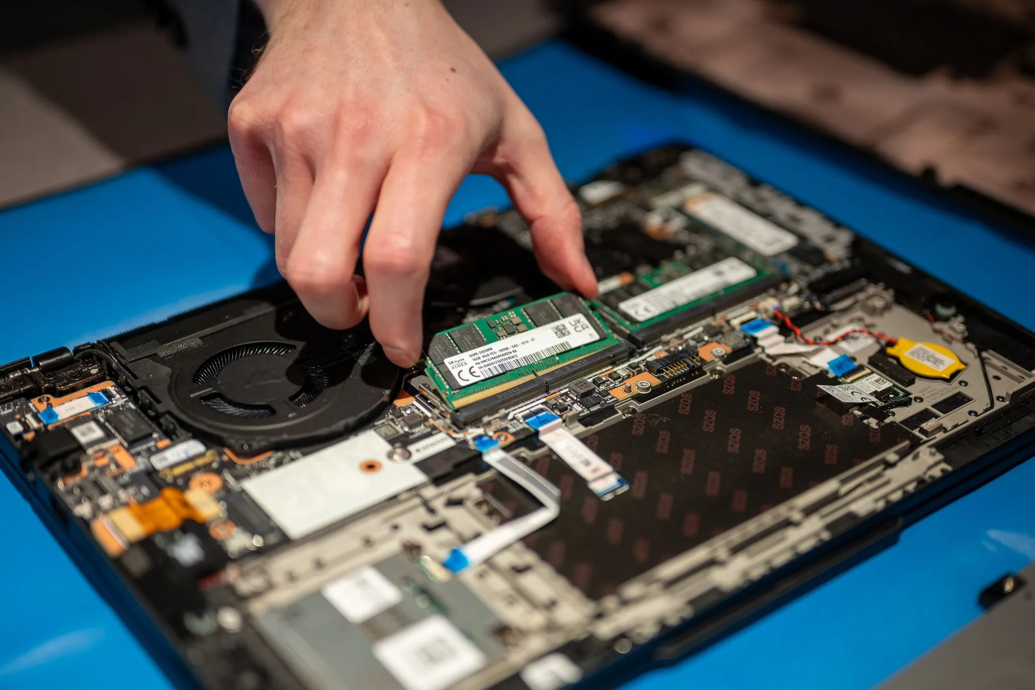 Nâng cấp RAM laptop văn phòng để cải thiện hiệu năng chơi game, minh họa bên trong máy tính.