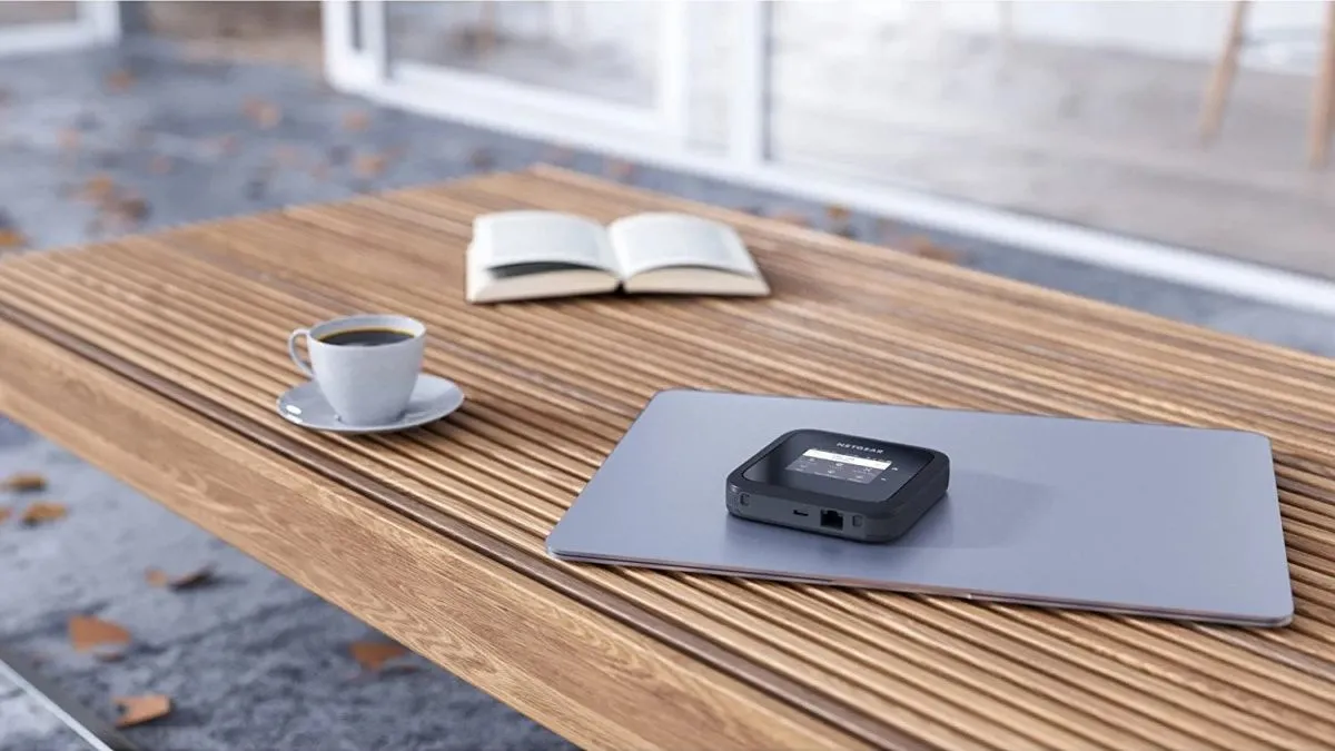 Netgear Nighthawk M6 MR6150 – bộ phát Wi-Fi 5G di động mạnh mẽ
