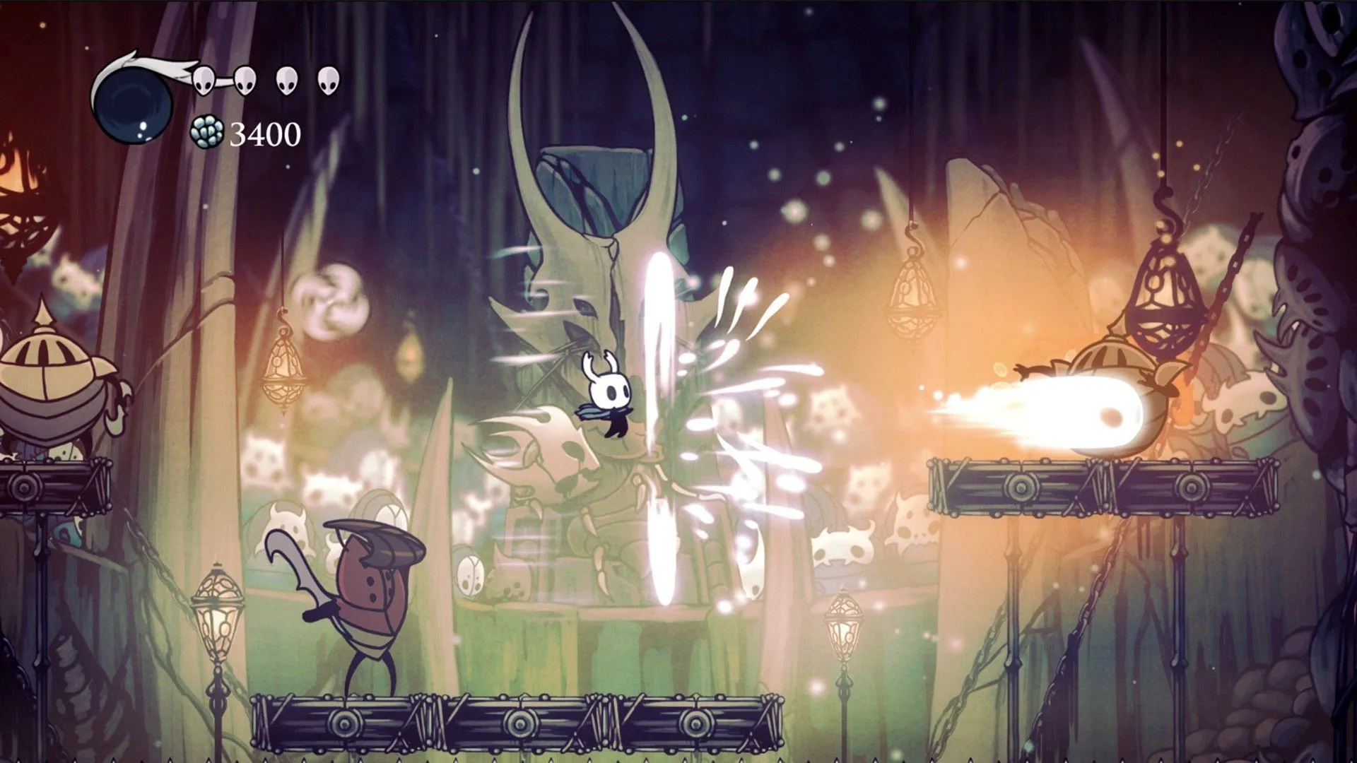 Người chơi bắn một tia phép thuật mạnh mẽ trong Hollow Knight