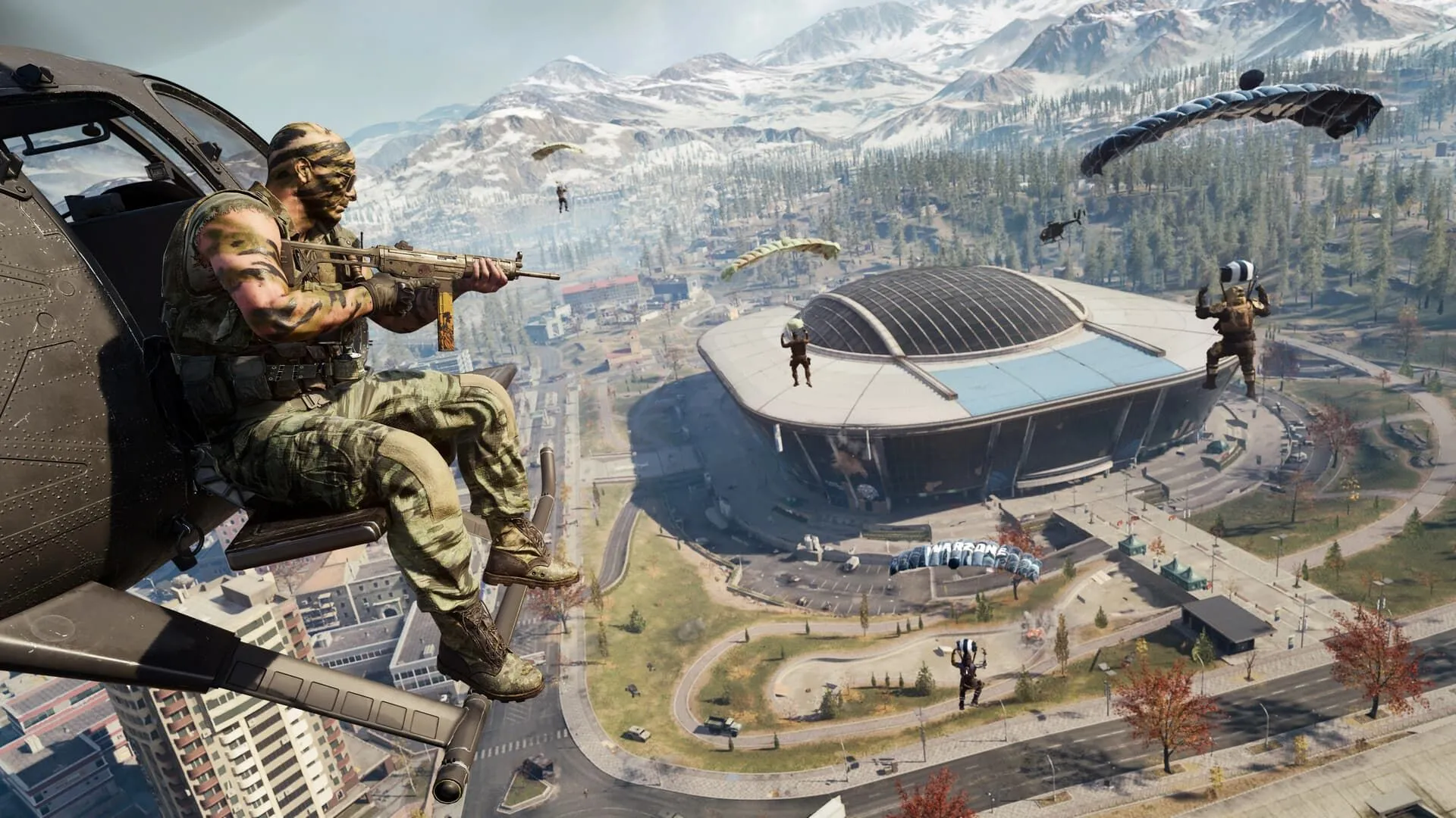 Người chơi Call of Duty Warzone trên trực thăng quan sát đối thủ, minh họa thách thức về cân bằng khi chơi chéo nền tảng.