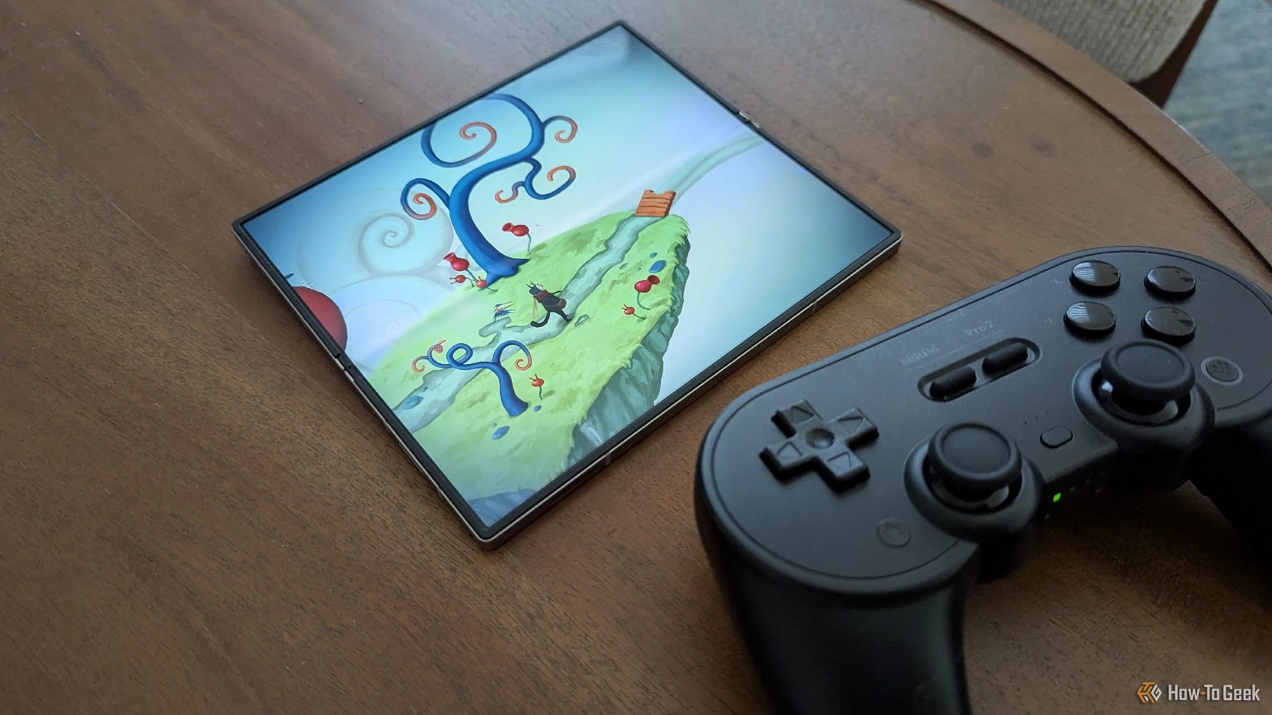 Người chơi trải nghiệm game Figment trên Galaxy Z Fold 6 cùng tay cầm 8BitDo Pro 2, thể hiện sự linh hoạt và tiện lợi của game mobile cho phụ huynh bận rộn.
