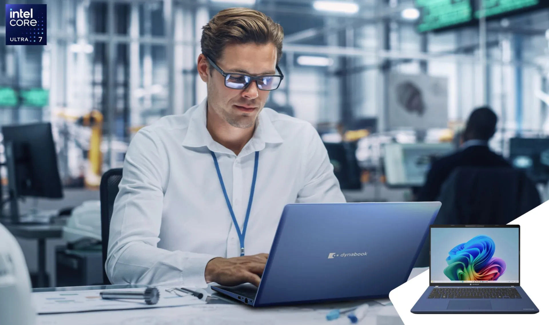 Người đàn ông sử dụng laptop Dynabook Portégé Z40L-N trong văn phòng