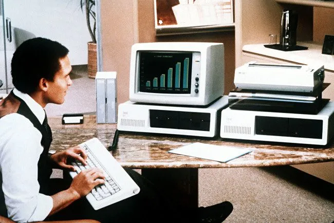 Người đàn ông sử dụng máy tính IBM PC vào năm 1981, thể hiện sự phát triển công nghệ sớm và khả năng của thiết bị.