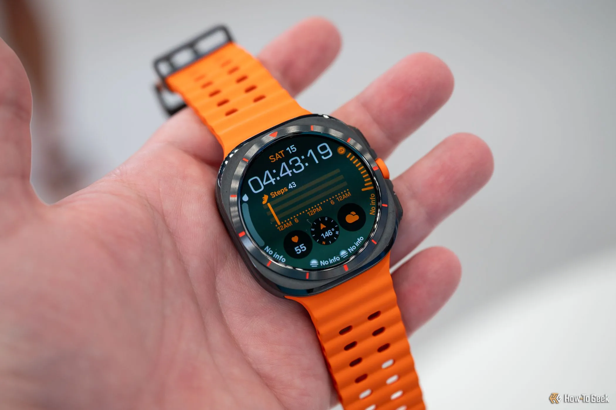 Người đang cầm Samsung Galaxy Watch Ultra