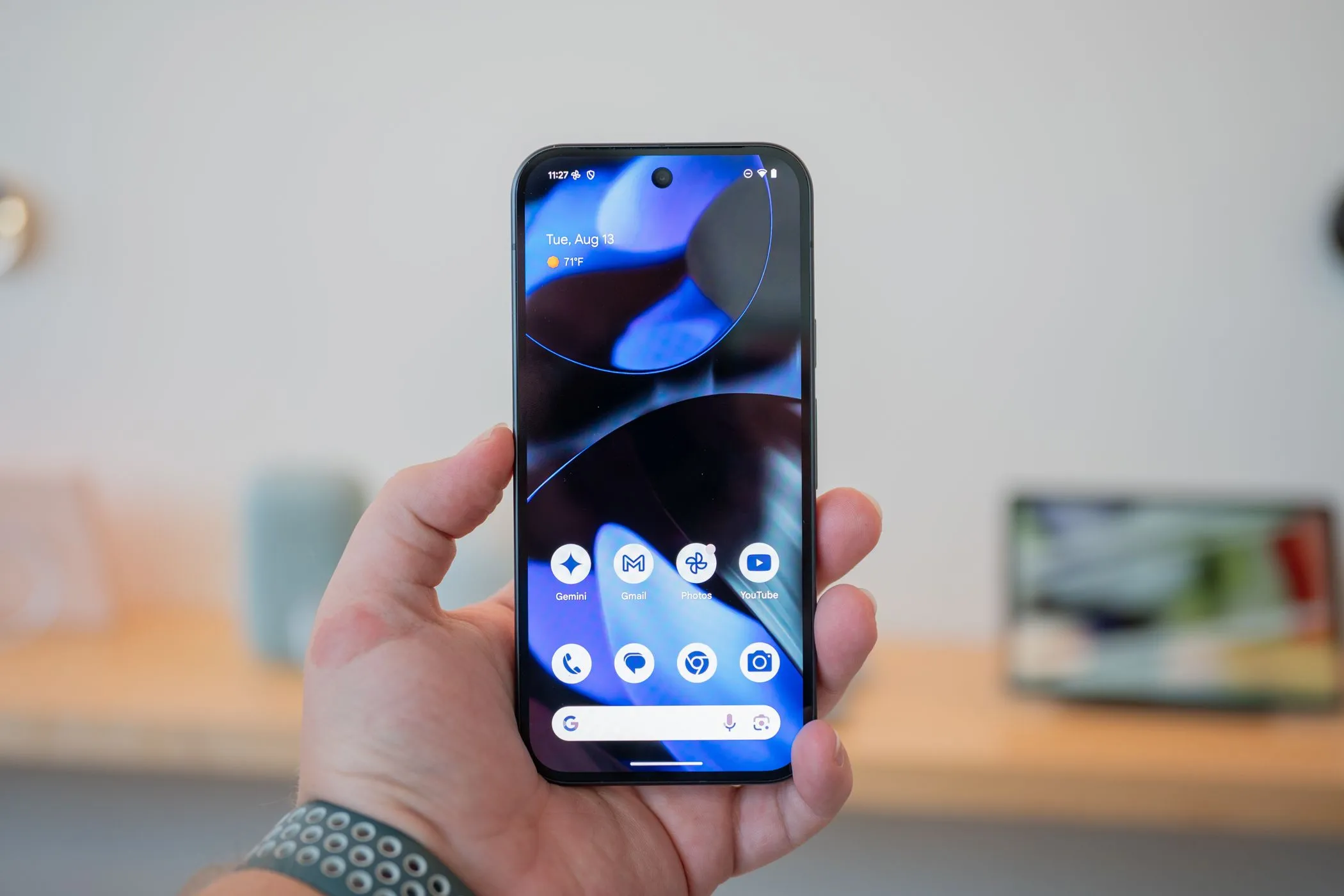 Người dùng cầm điện thoại Google Pixel 9 hiển thị màn hình chính