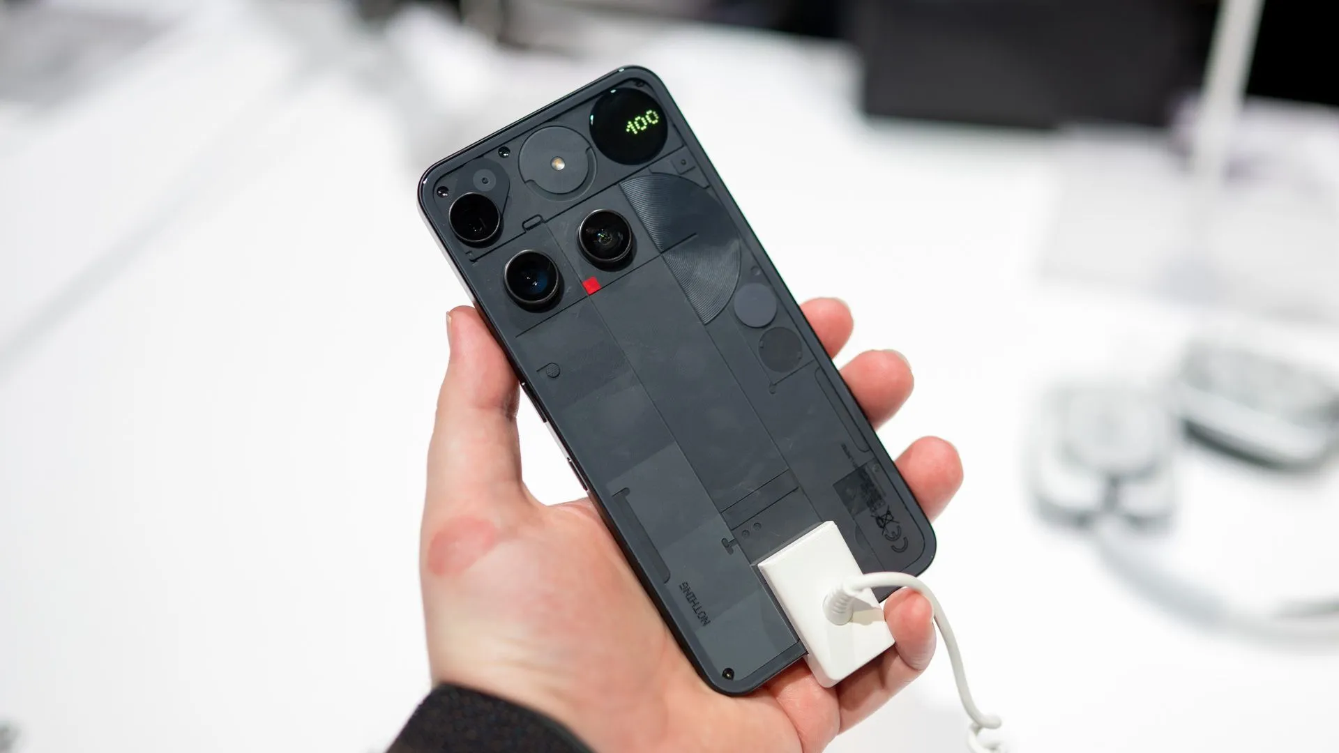 Người dùng cầm Nothing Phone 3 màu trắng khoe mặt lưng trong suốt với giao diện Glyph Matrix độc đáo