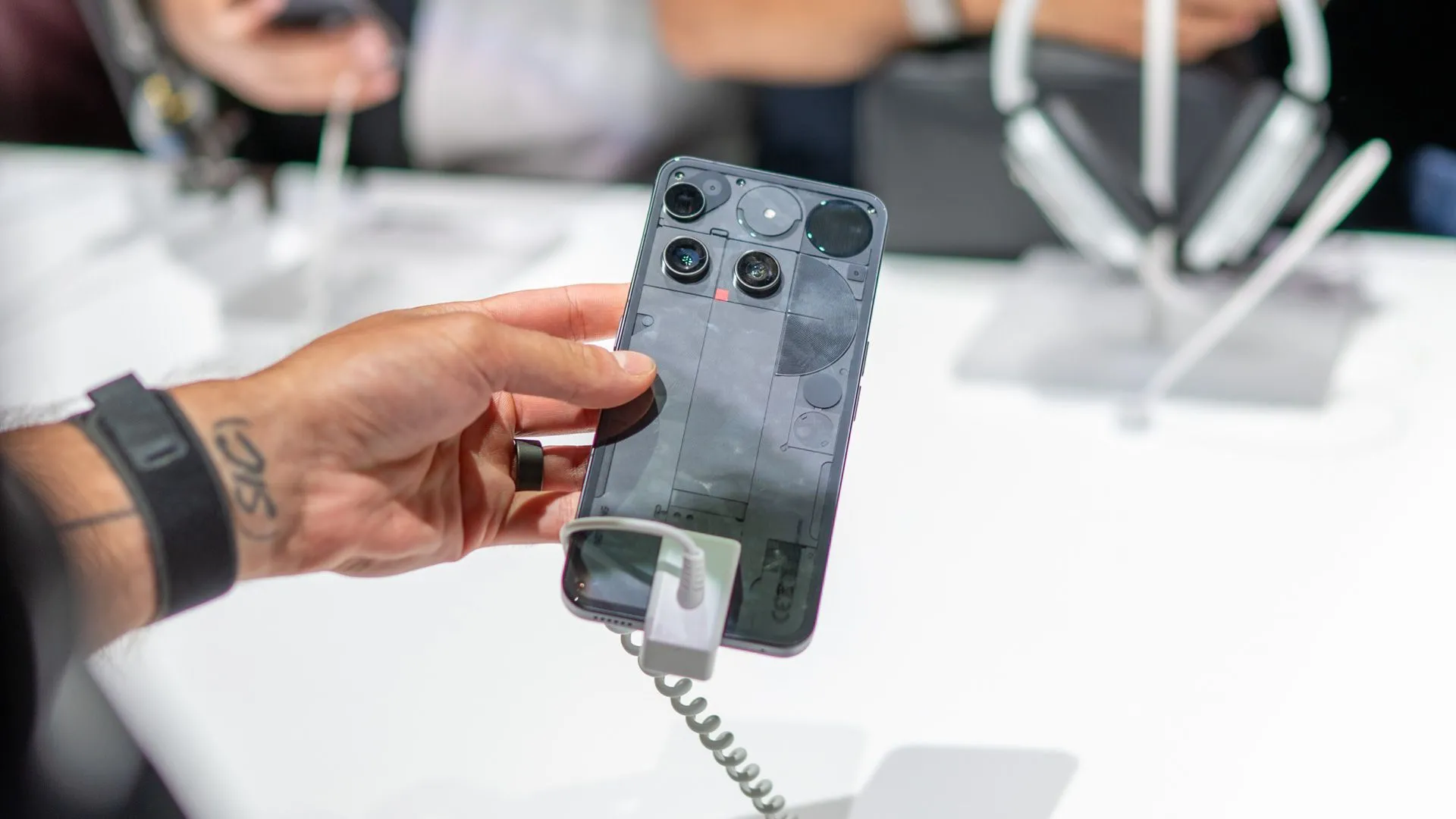Người dùng cầm Nothing Phone 3 màu trắng, trưng bày vẻ đẹp mặt lưng độc đáo của thiết bị