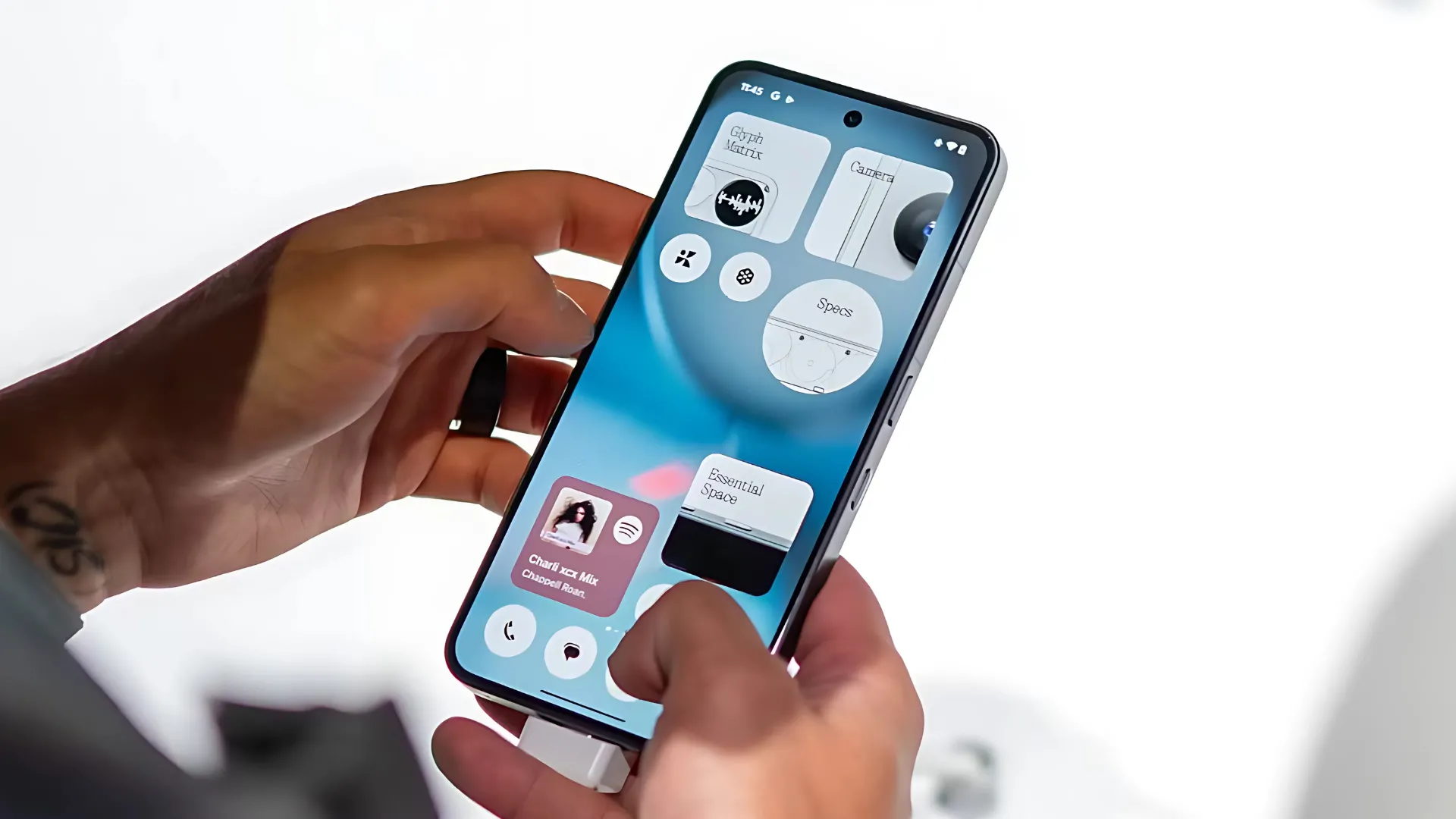 Người dùng cầm Nothing Phone 3 với màn hình lớn AMOLED hiển thị sắc nét
