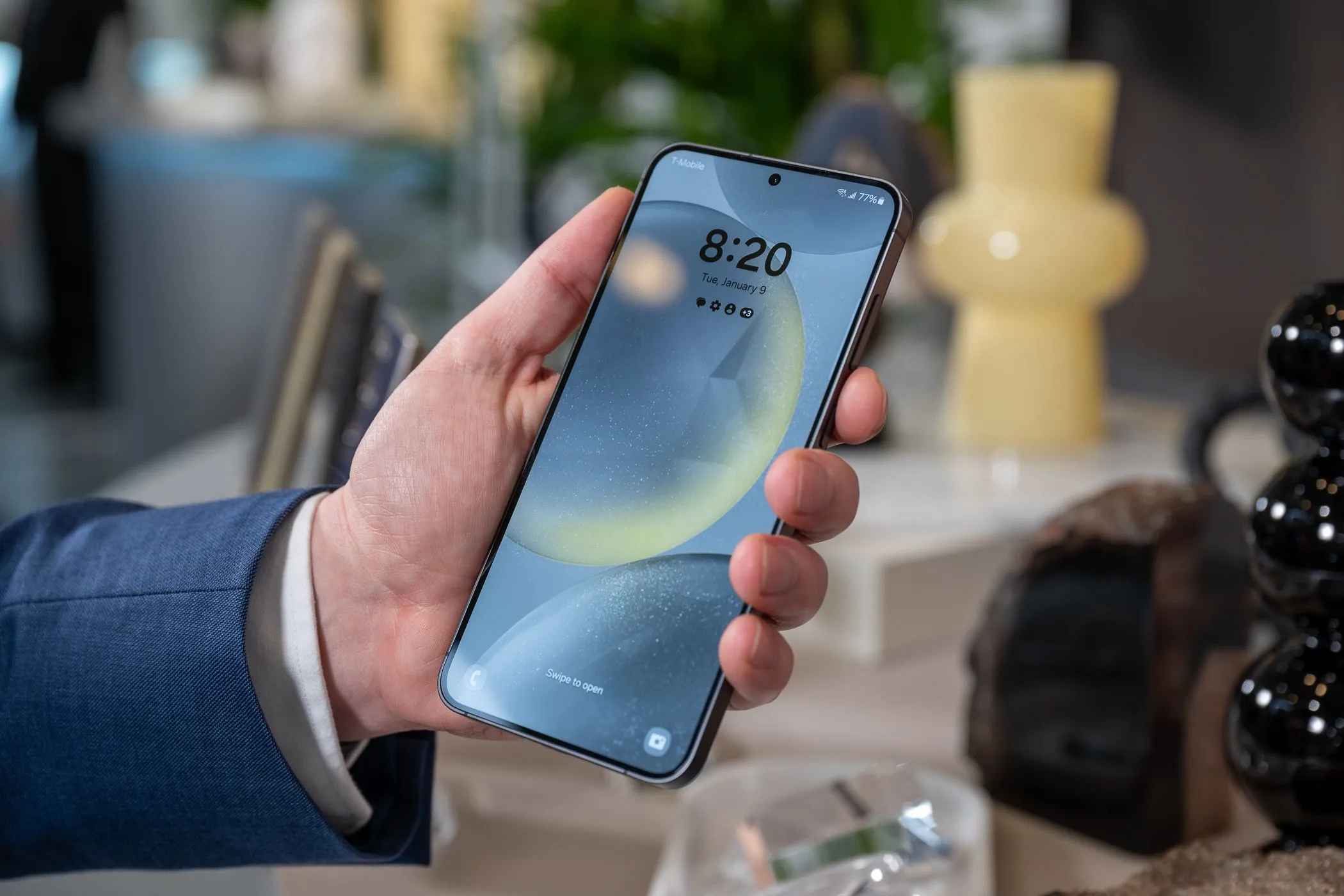 Người dùng cầm Samsung Galaxy S24+ hiển thị màn hình khóa