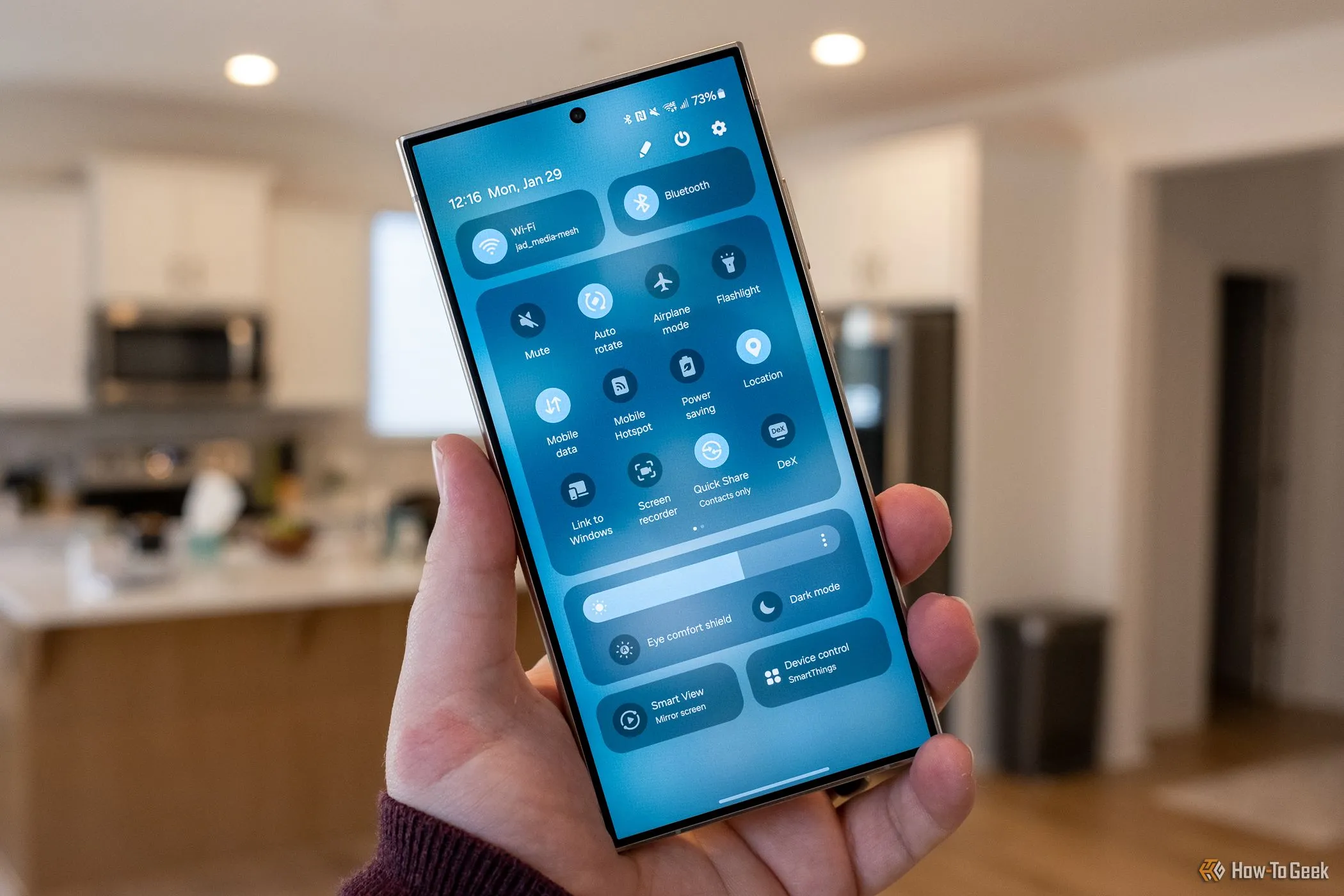Người dùng cầm Samsung Galaxy S24 Ultra với màn hình hiển thị menu cài đặt nhanh, minh họa khả năng tùy chỉnh video chuyên sâu.