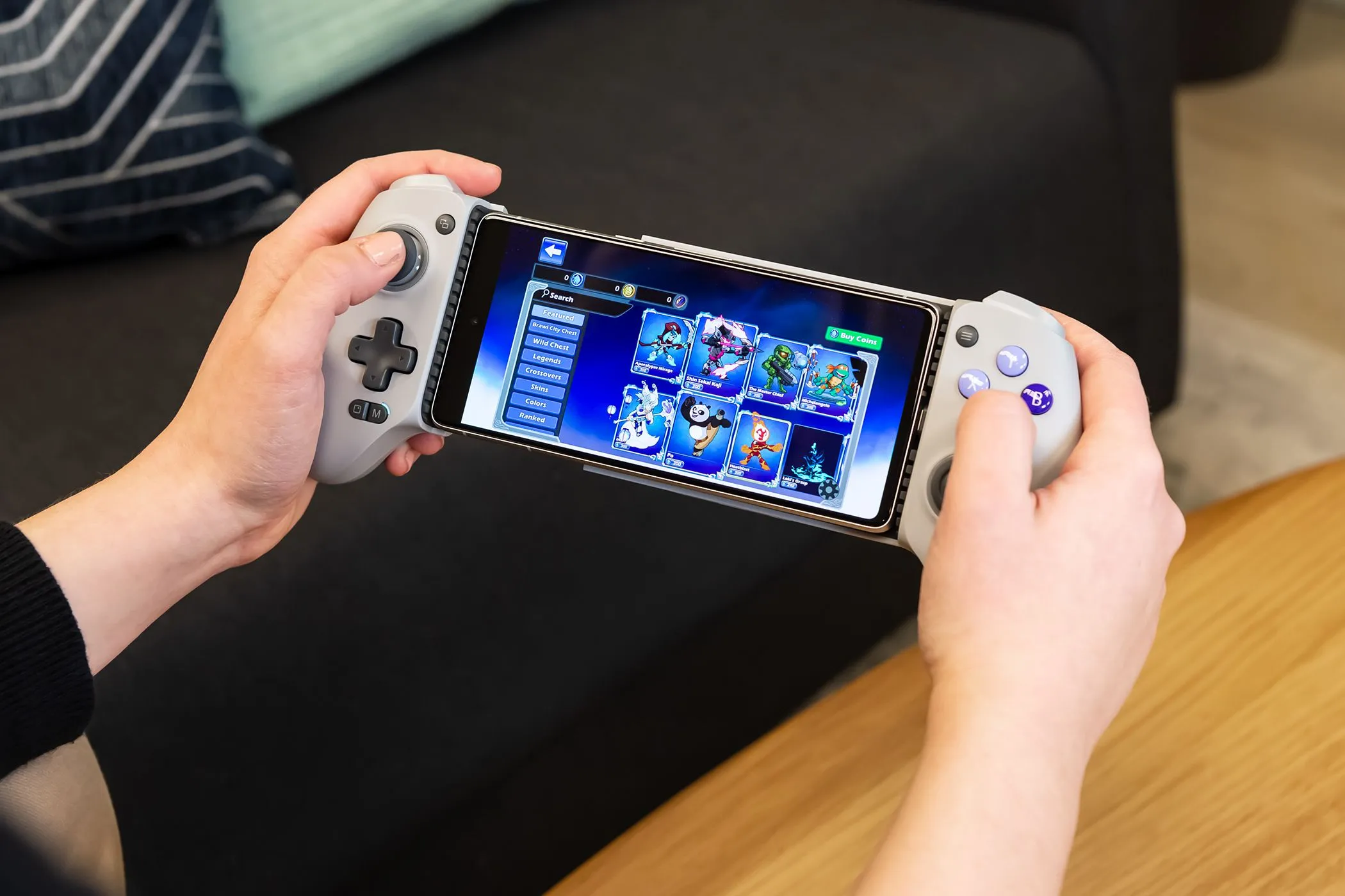 Người dùng cầm tay cầm GameSir G8 Galileo gắn với điện thoại Android, minh họa trải nghiệm chơi game di động.