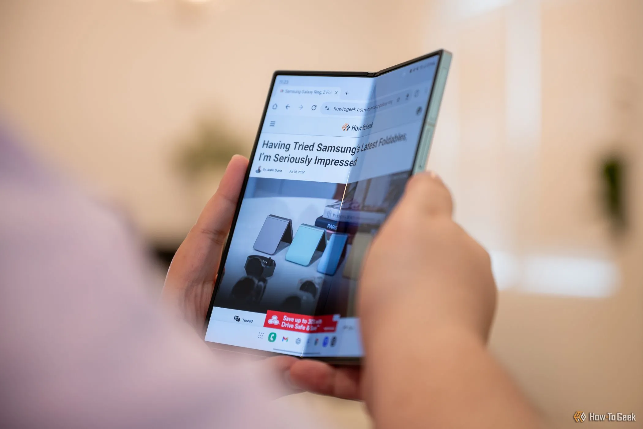 Người dùng đang cầm chiếc Samsung Galaxy Z Fold 6 gập nhẹ, hiển thị màn hình ngoài và thiết kế độc đáo của điện thoại gập