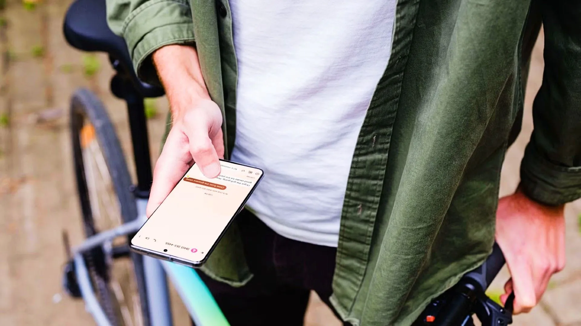 Người dùng đang cầm điện thoại Android, có thể sử dụng tính năng Chạm nhanh mặt lưng (Quick Tap) để kích hoạt lối tắt