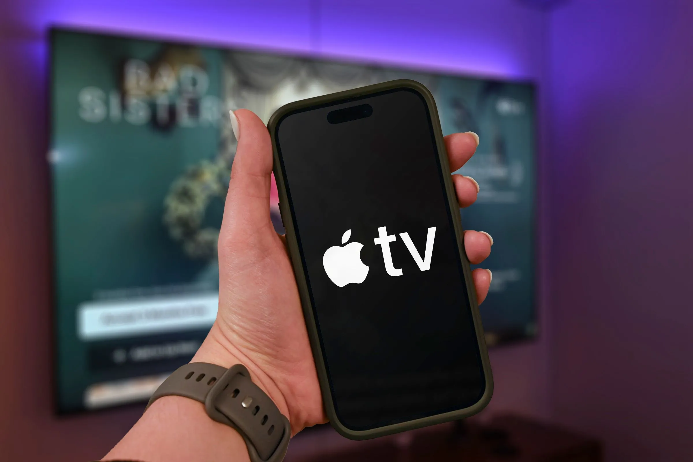 Người dùng đang cầm điện thoại Android hiển thị ứng dụng Apple TV+ bị hạn chế tính năng