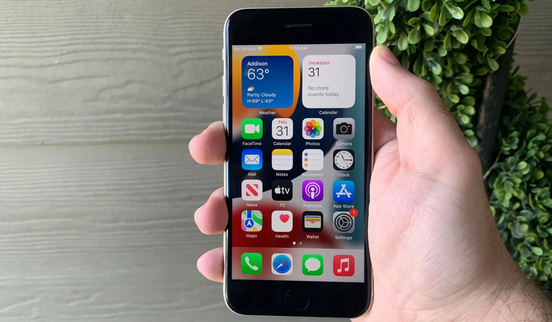 Người dùng đang cầm iPhone SE 2022