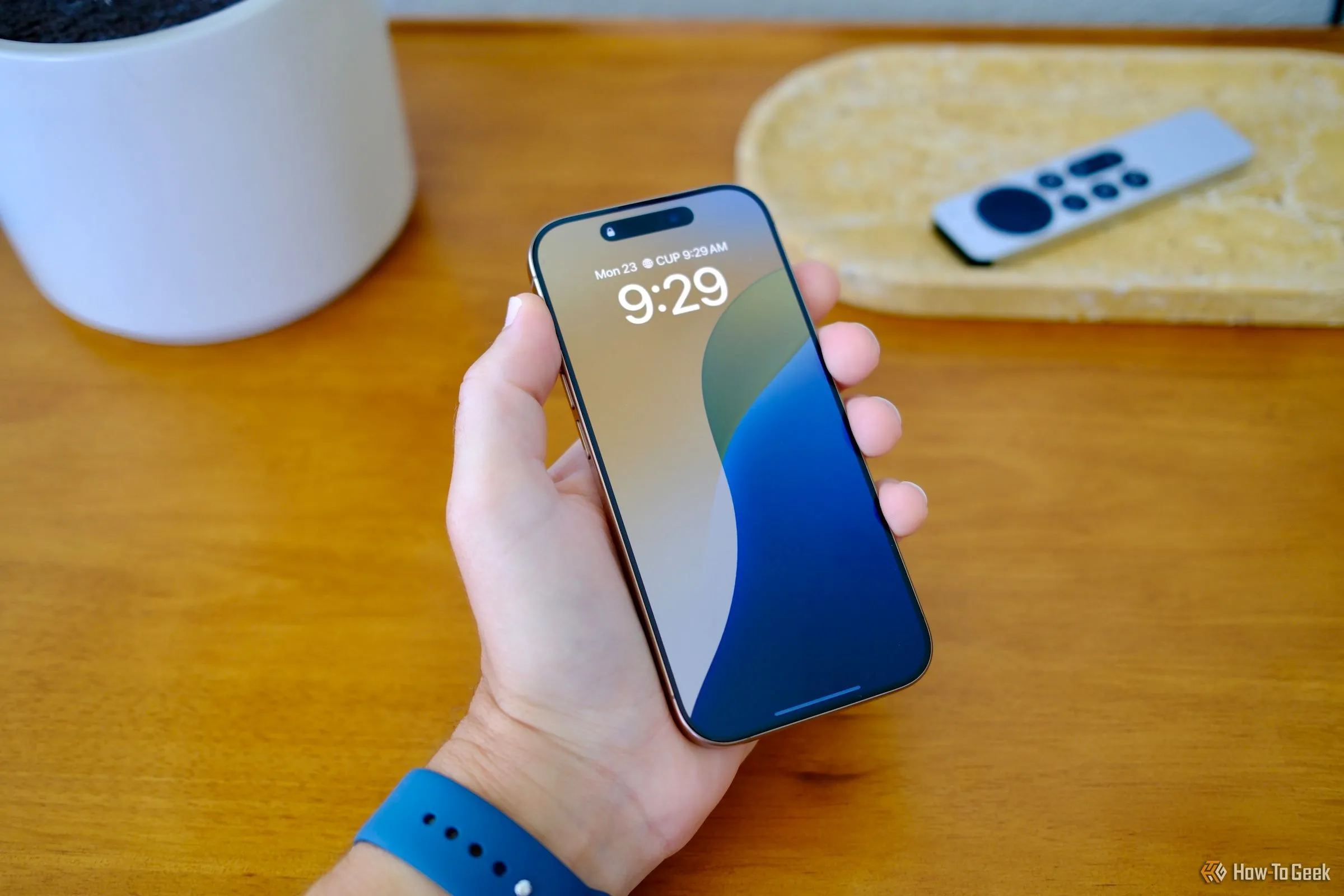 Người dùng đang cầm iPhone tra cứu thông tin cuộc gọi đến trên Google
