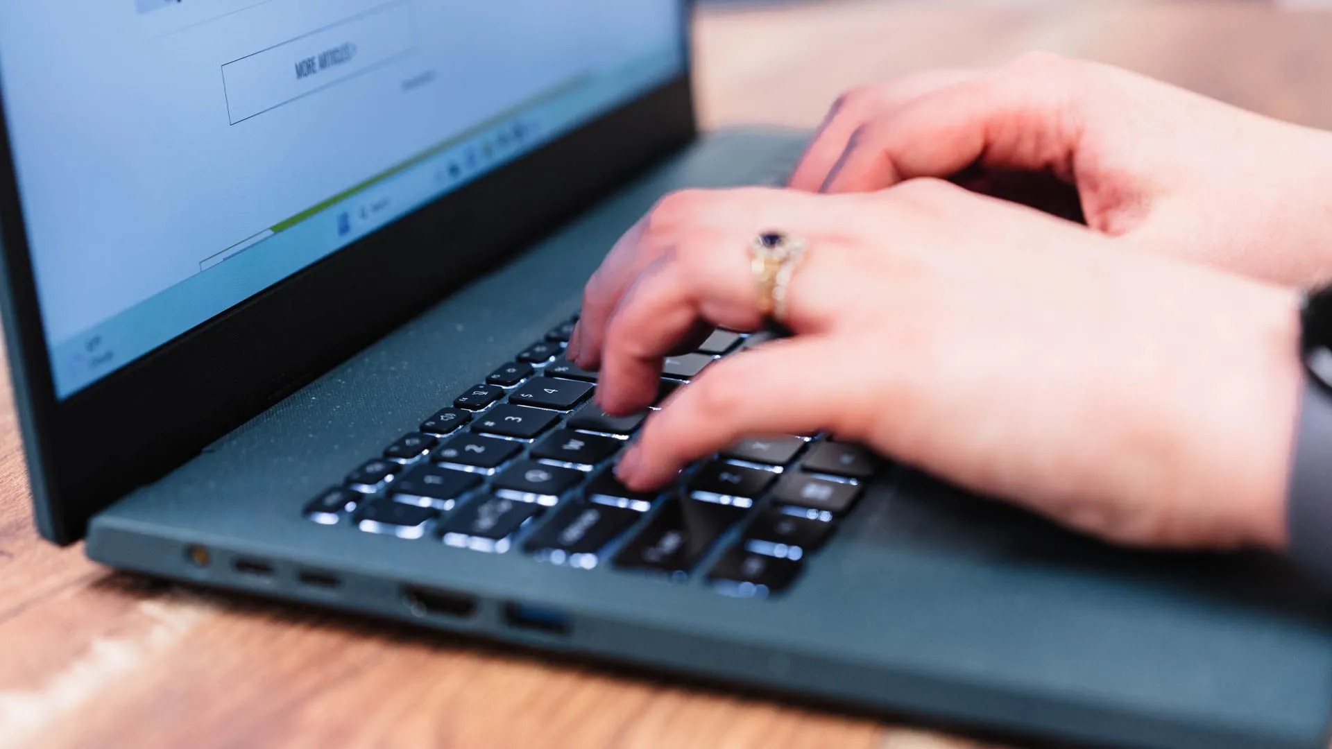 Người dùng đang gõ phím trên bàn phím của laptop Acer Aspire Vero 15 màu xanh lá