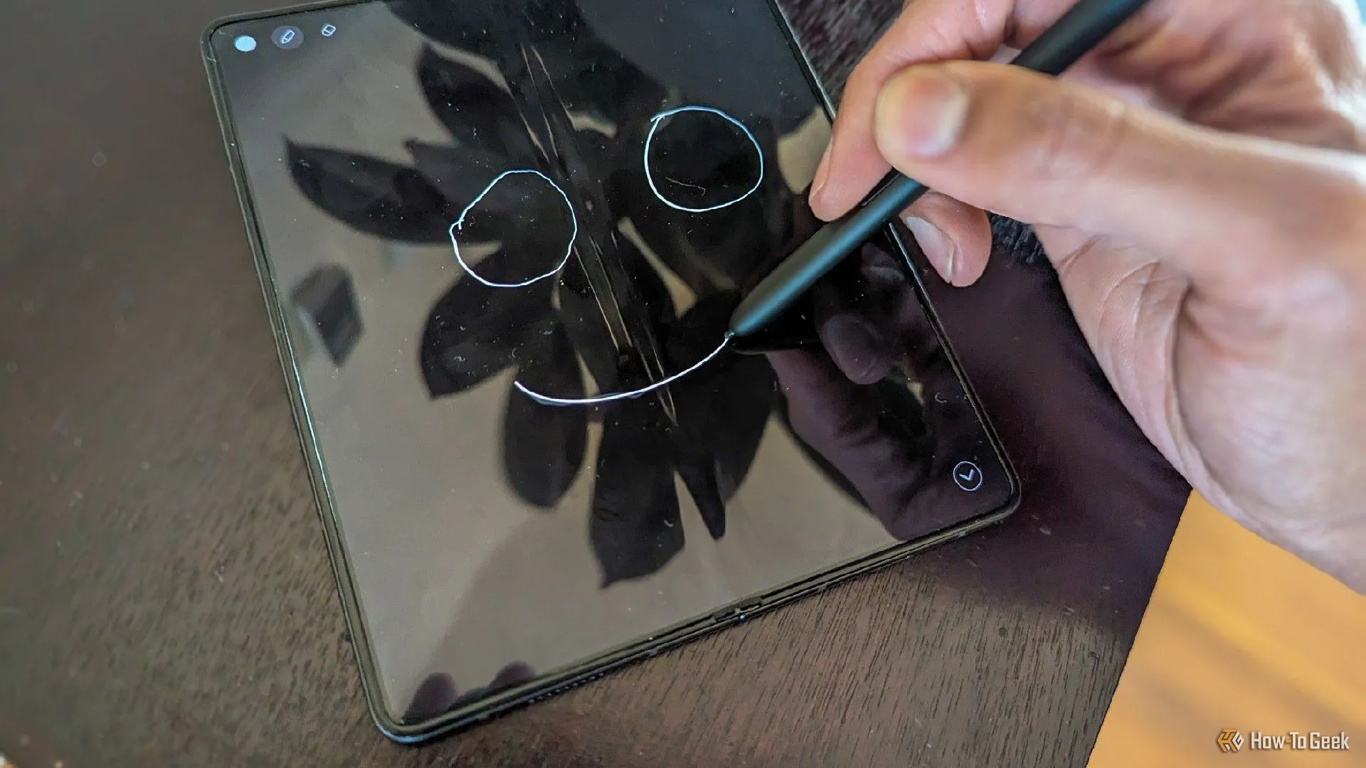 Người dùng đang phác thảo và viết ghi chú trên Samsung Galaxy Z Fold 5 bằng bút S Pen, thể hiện khả năng sáng tạo của điện thoại gập.