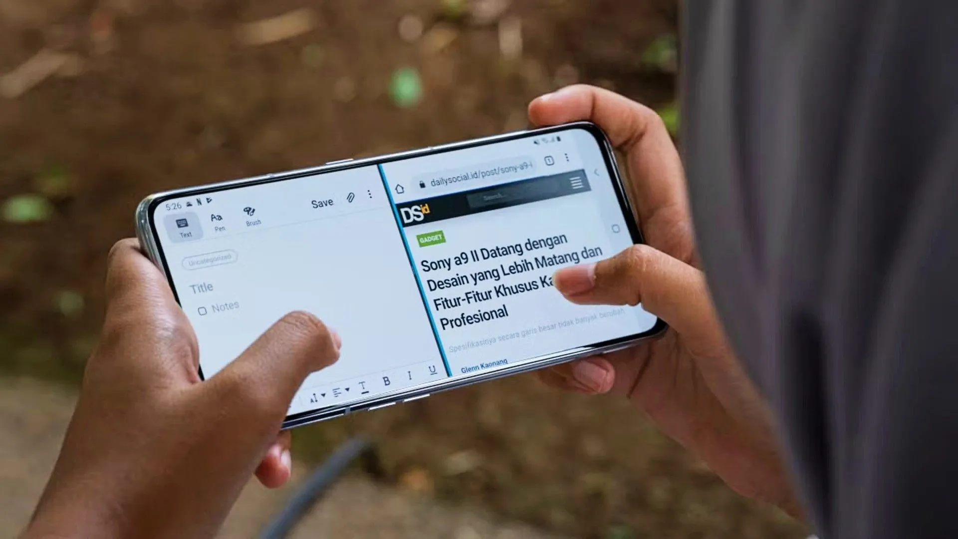 Người dùng đang sử dụng điện thoại Android ở chế độ chia đôi màn hình để đa nhiệm hiệu quả