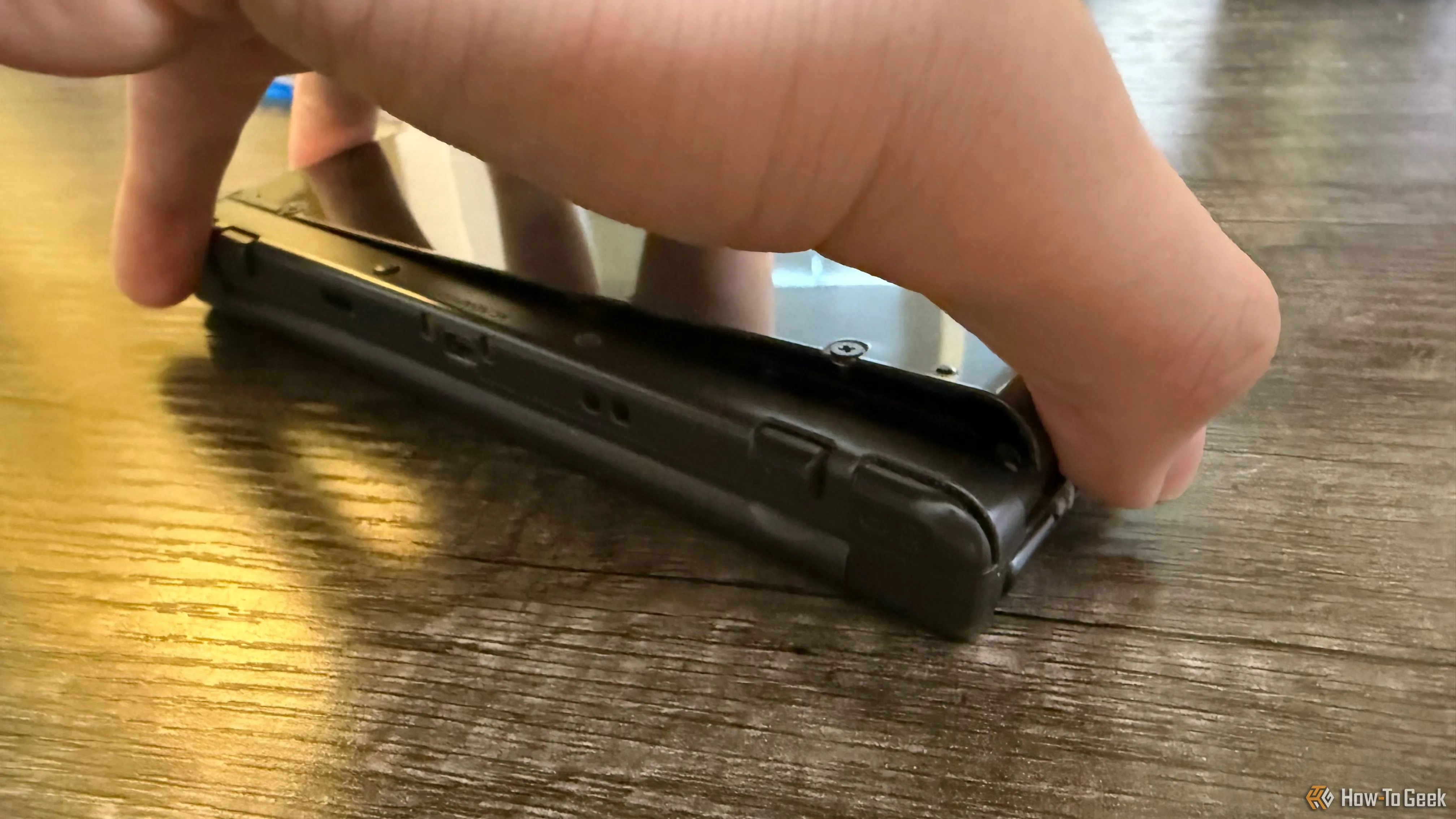 Người dùng đang tháo nắp lưng của New Nintendo 3DS XL