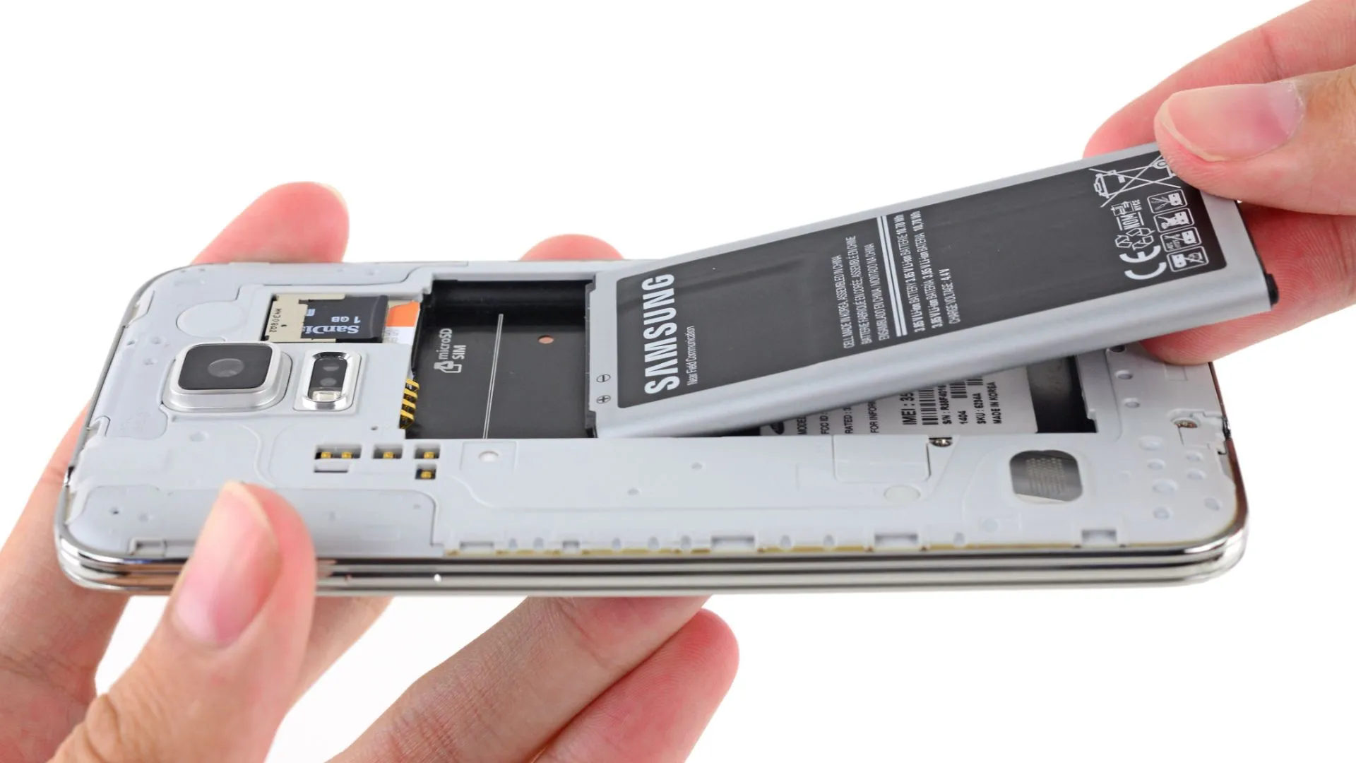 Người dùng đang tháo pin rời từ chiếc điện thoại Samsung Galaxy S5, minh họa tính năng pin thay thế dễ dàng.