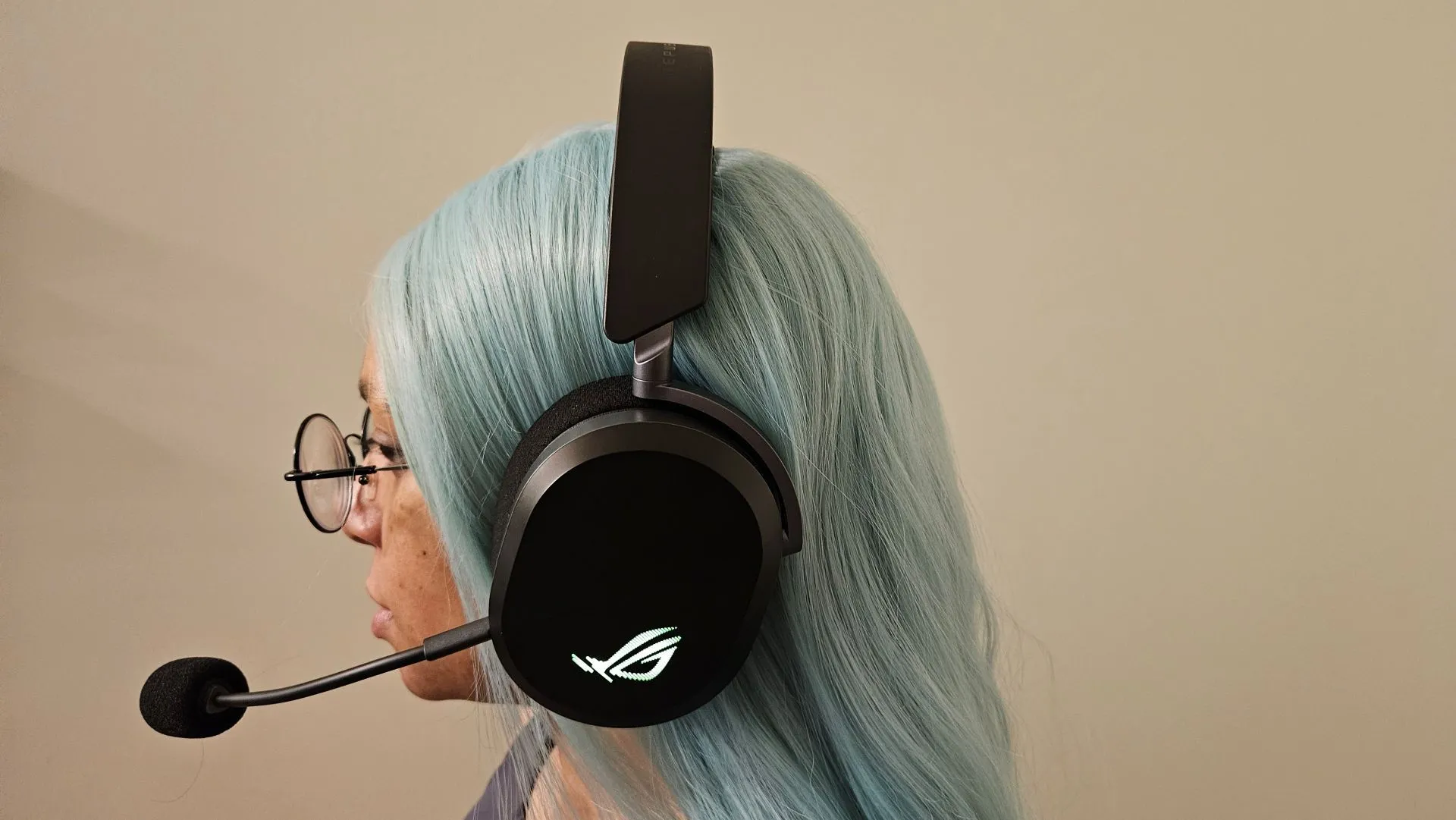 Người dùng nữ đeo tai nghe gaming không dây ASUS ROG Pelta màu đen