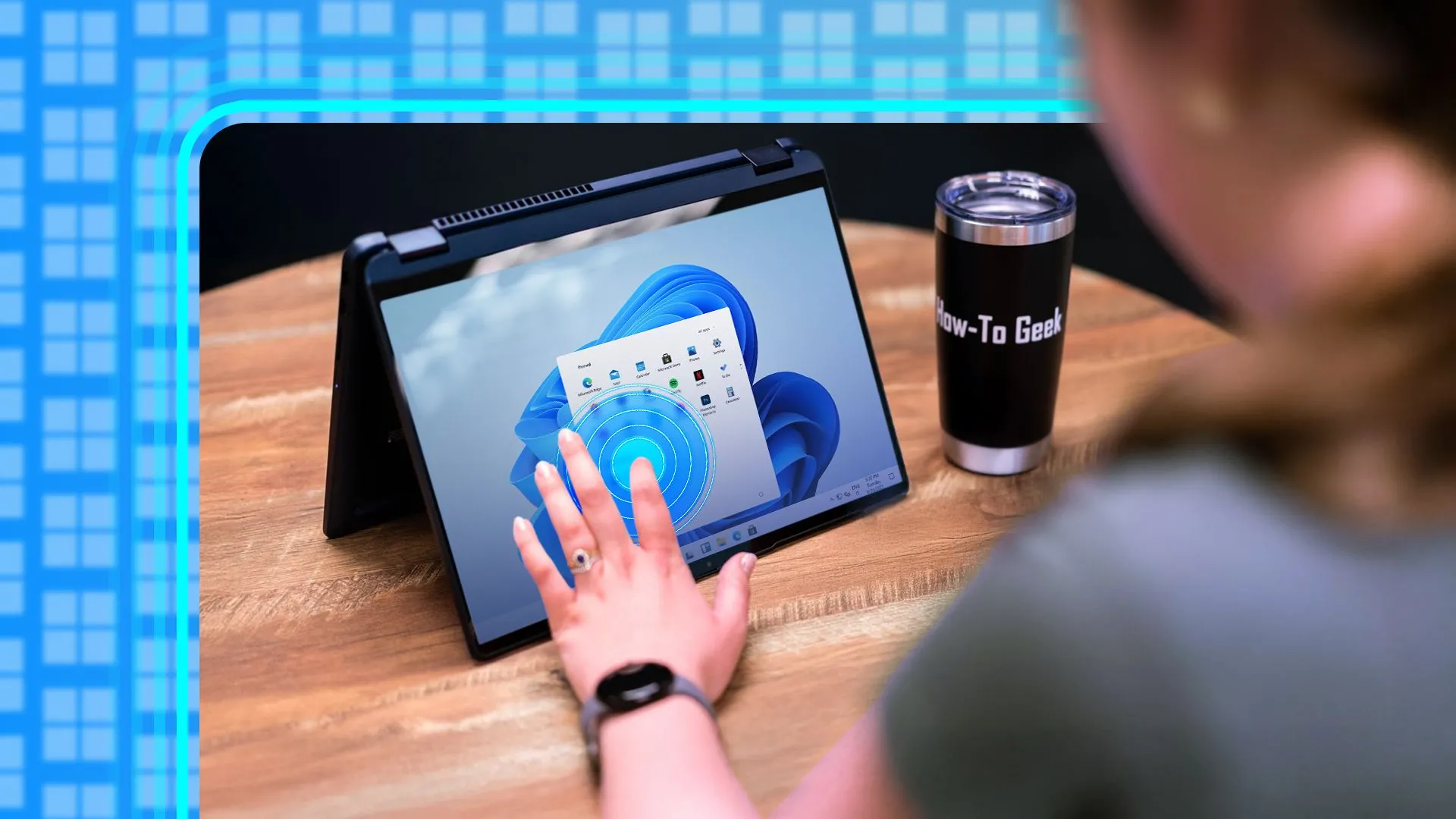 Người dùng sử dụng màn hình cảm ứng trên laptop Windows 11 để điều hướng