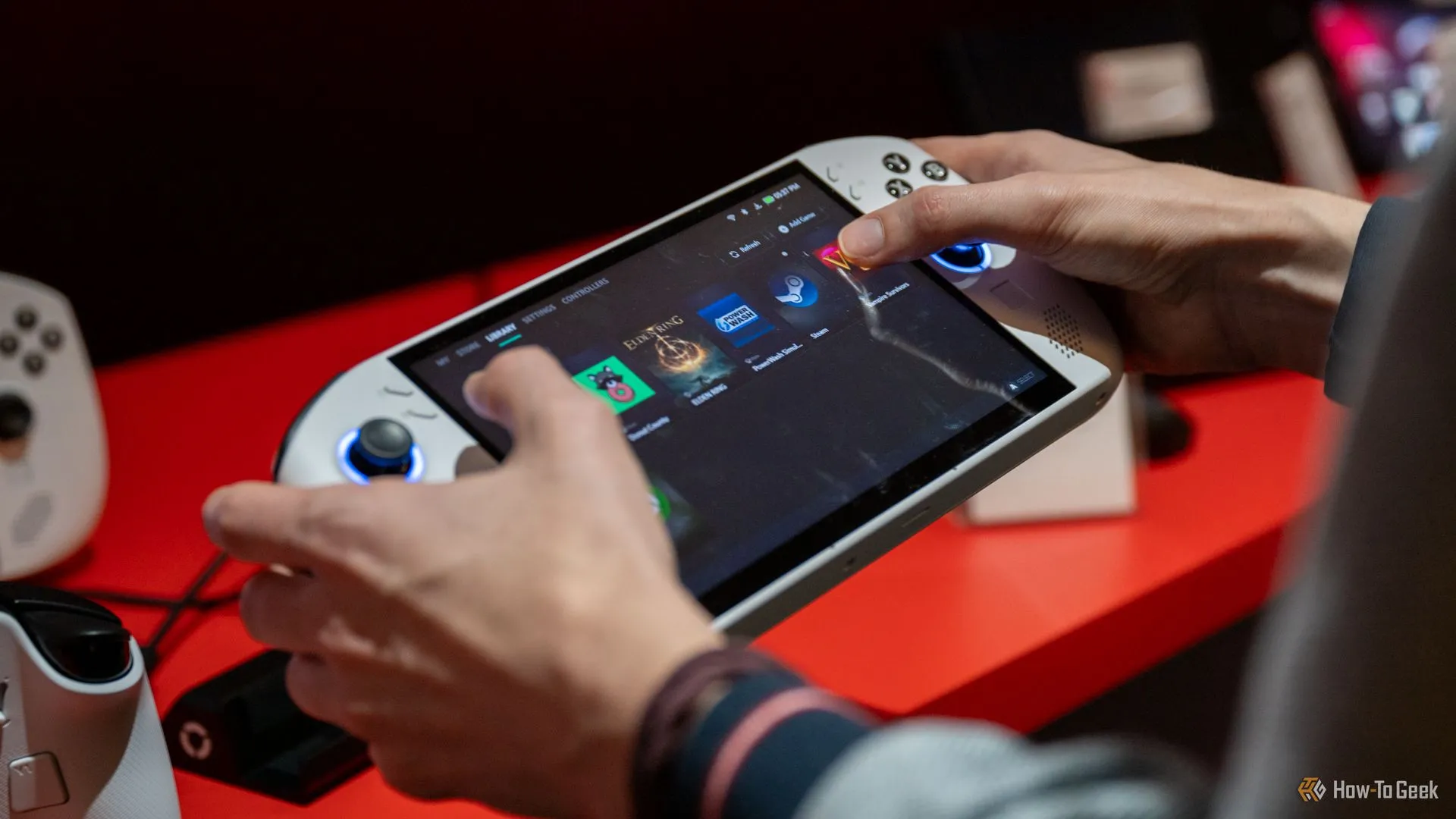 Người dùng thao tác trên màn hình chính của máy chơi game cầm tay Lenovo Legion Go S 8 inch