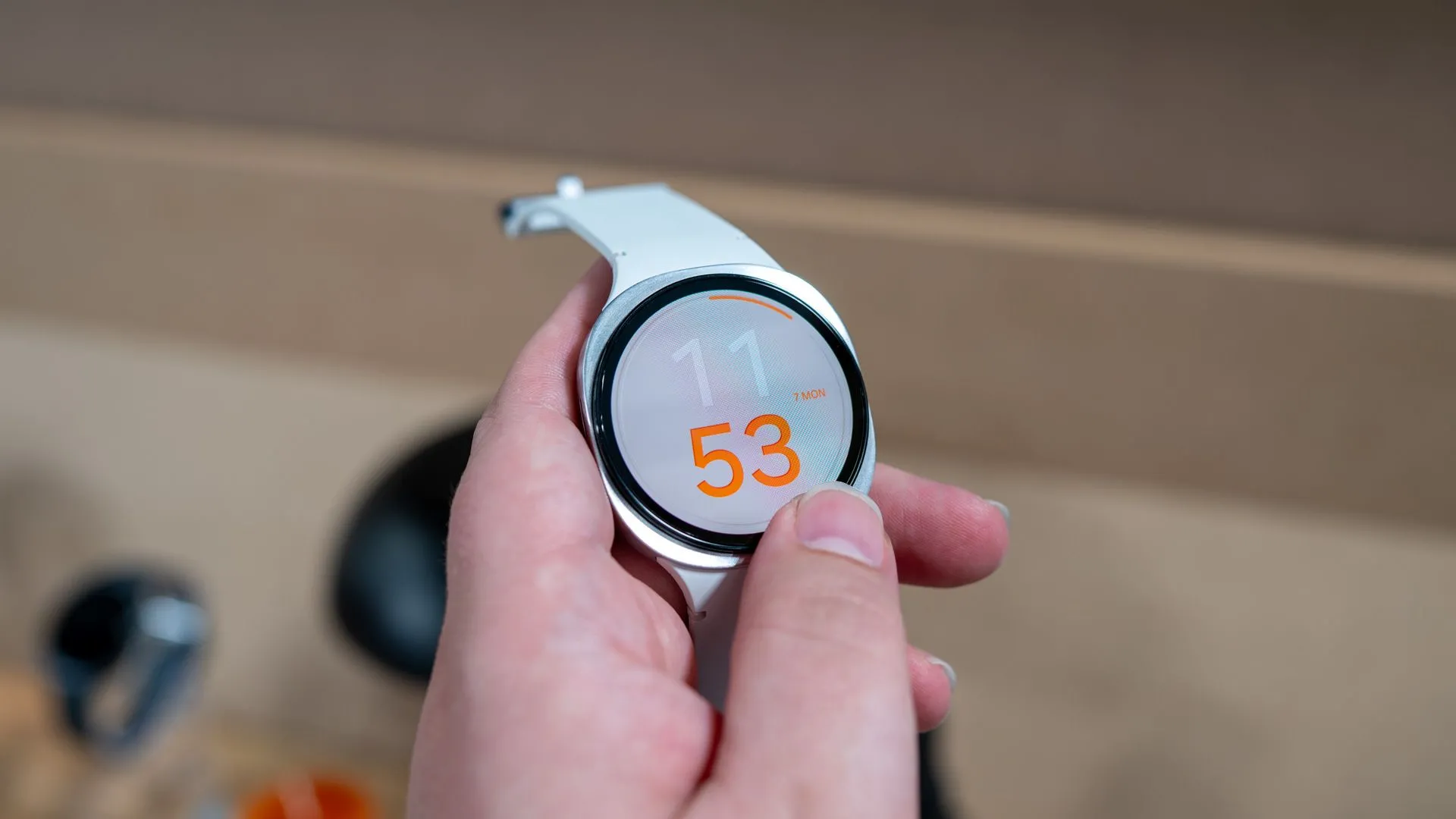 Người dùng thao tác trên viền cảm ứng kỹ thuật số của Samsung Galaxy Watch 8