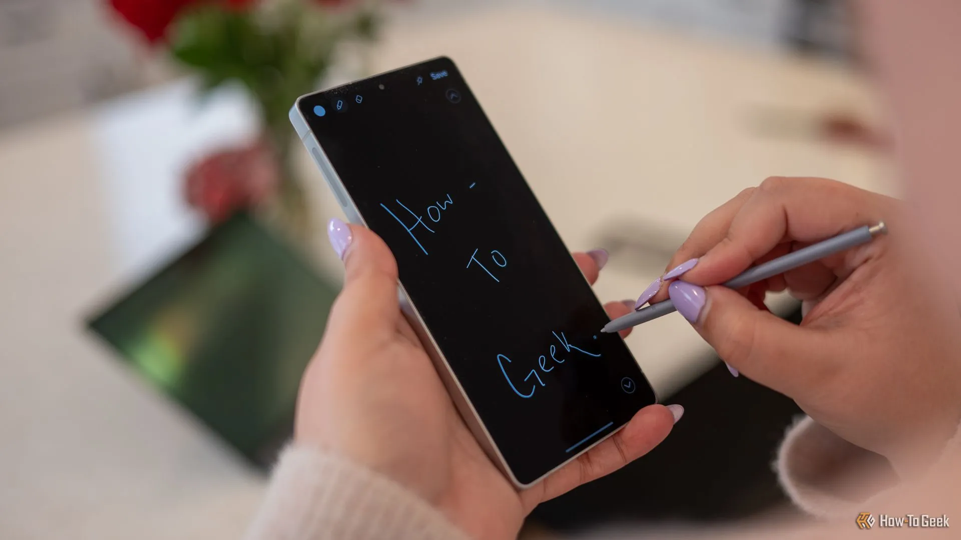 Người dùng viết tin nhắn bằng S Pen trên màn hình Samsung Galaxy S25 Ultra