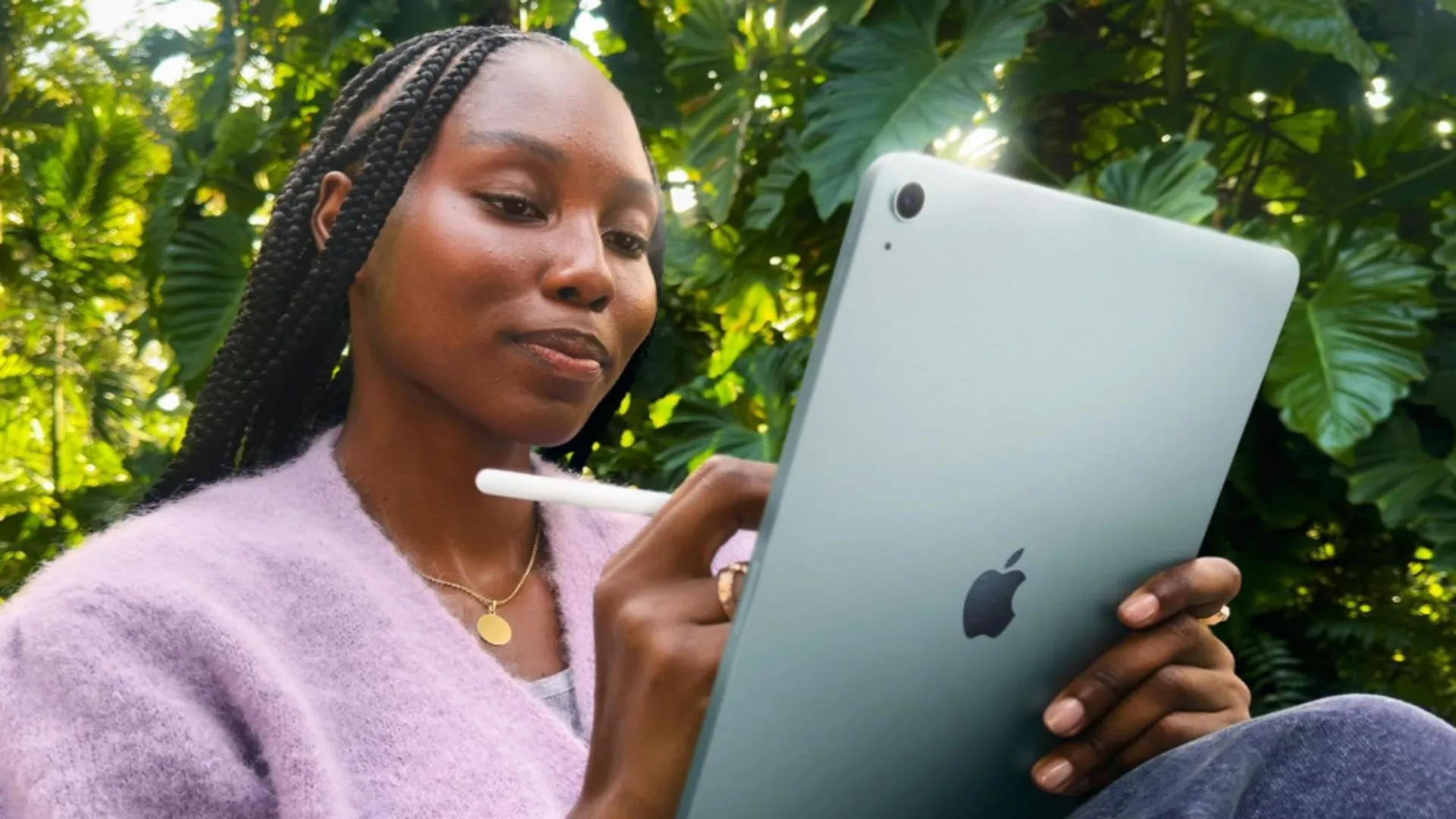 Người phụ nữ đang ghi chú trên iPad Air M3 màu xanh