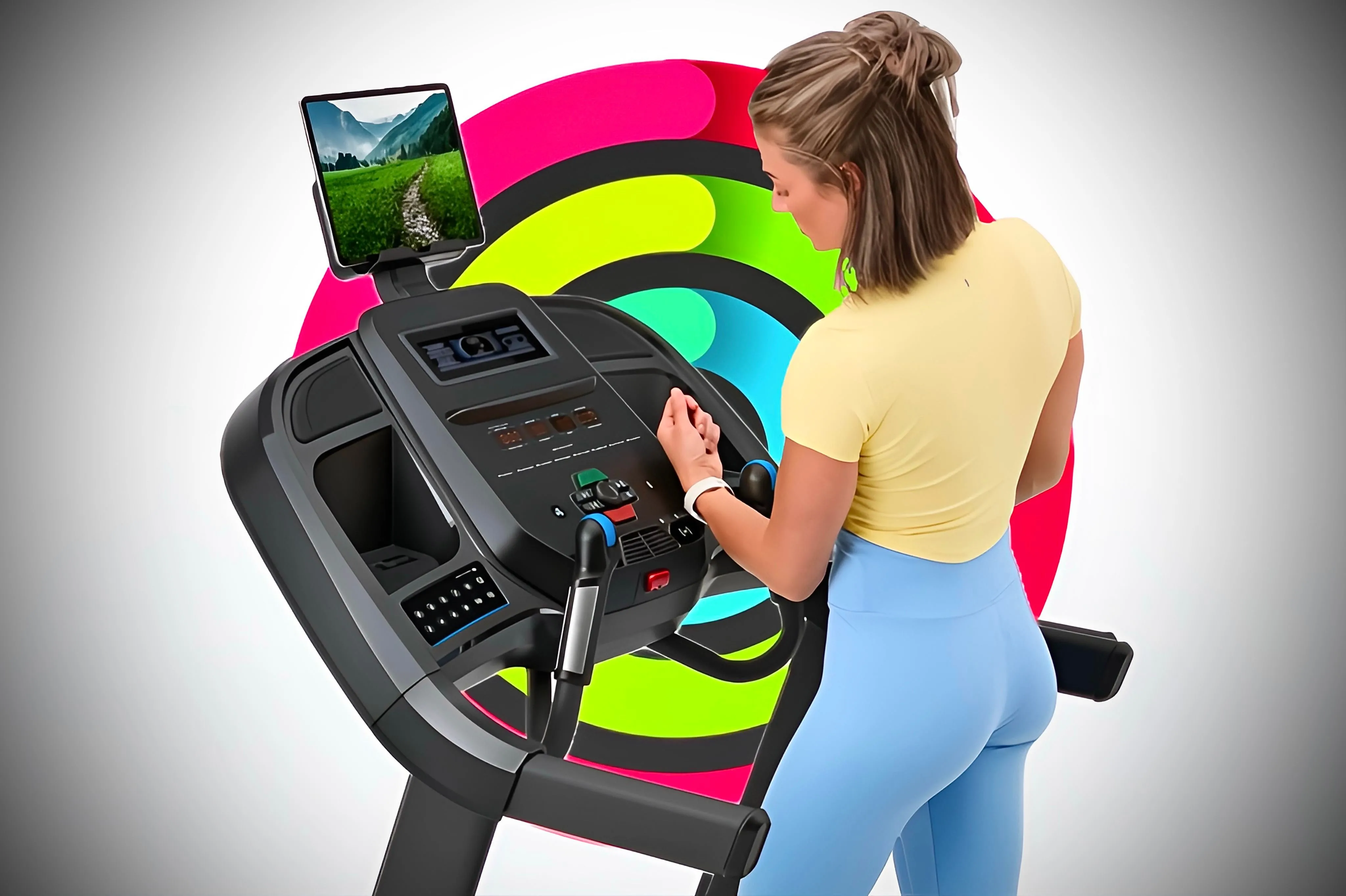 Người tập đang kết nối Apple Watch của mình với máy chạy bộ để đồng bộ dữ liệu tập luyện