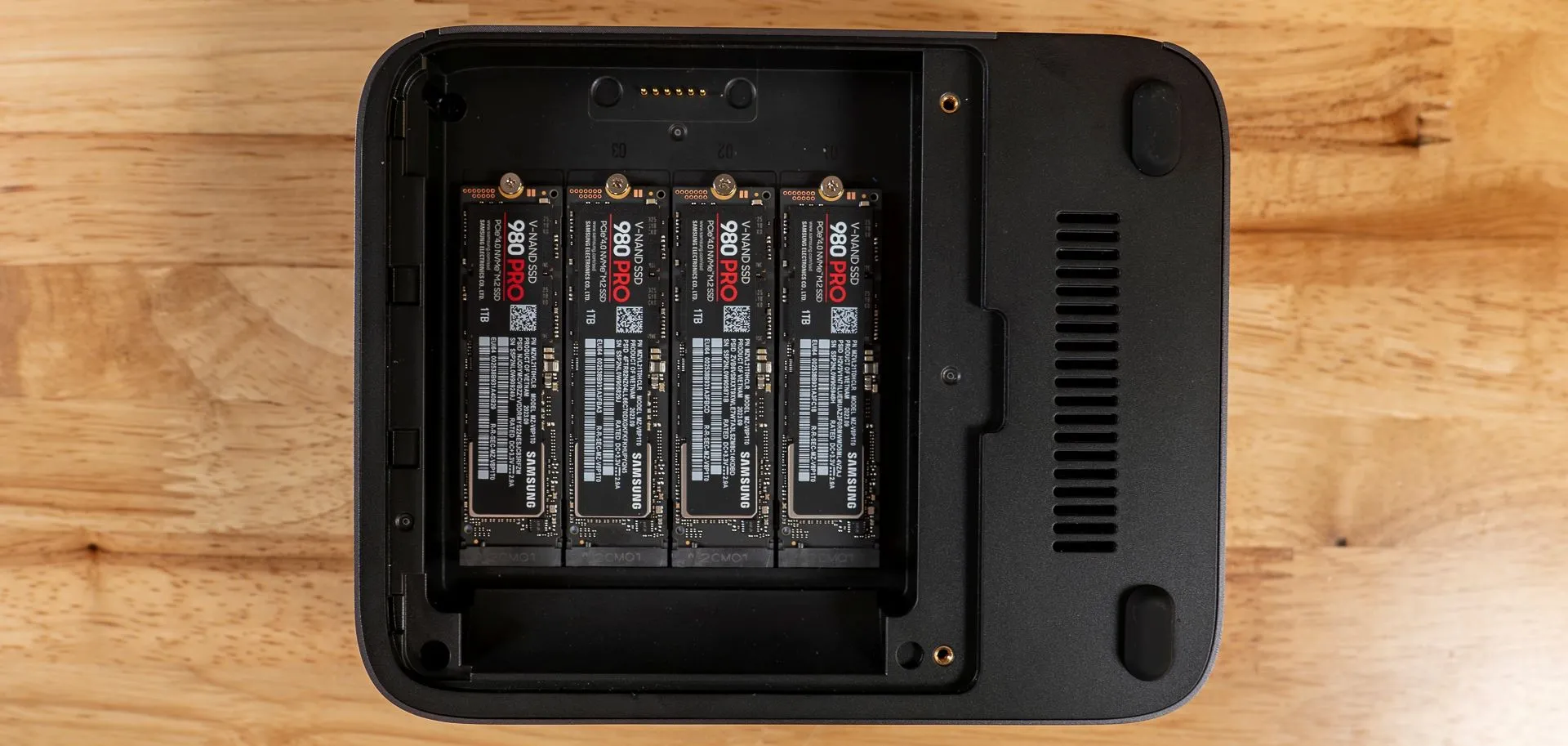 Nhiều ổ cứng SSD NVMe được lắp trong hộp bảo vệ
