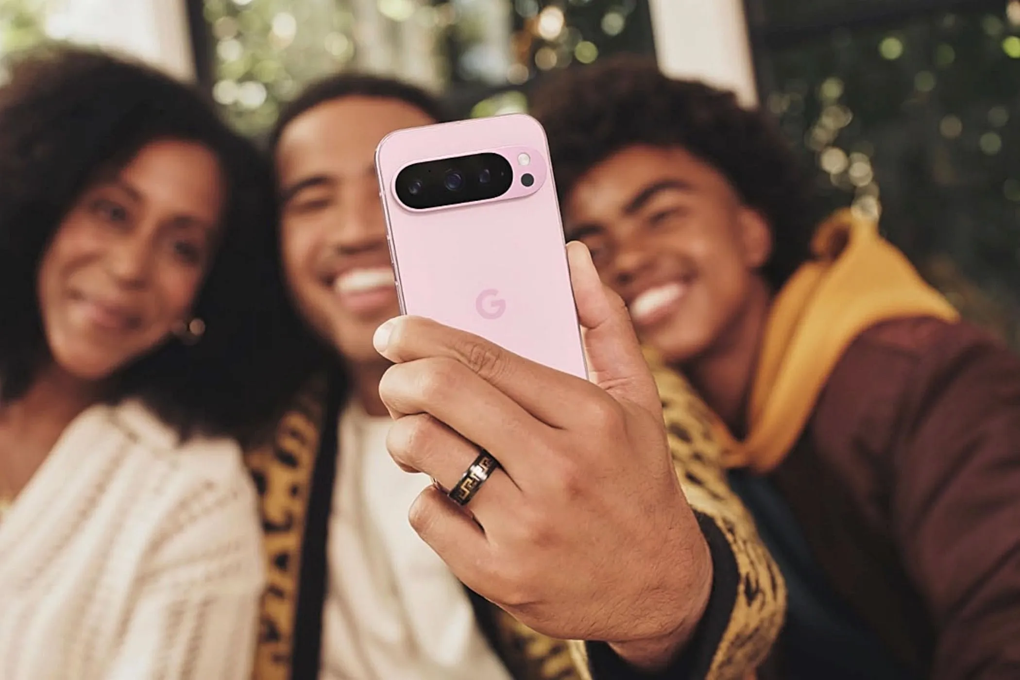 Nhóm bạn trẻ chụp ảnh selfie với Google Pixel 9 Pro XL thể hiện khả năng chụp ảnh tự sướng ấn tượng và góc rộng.