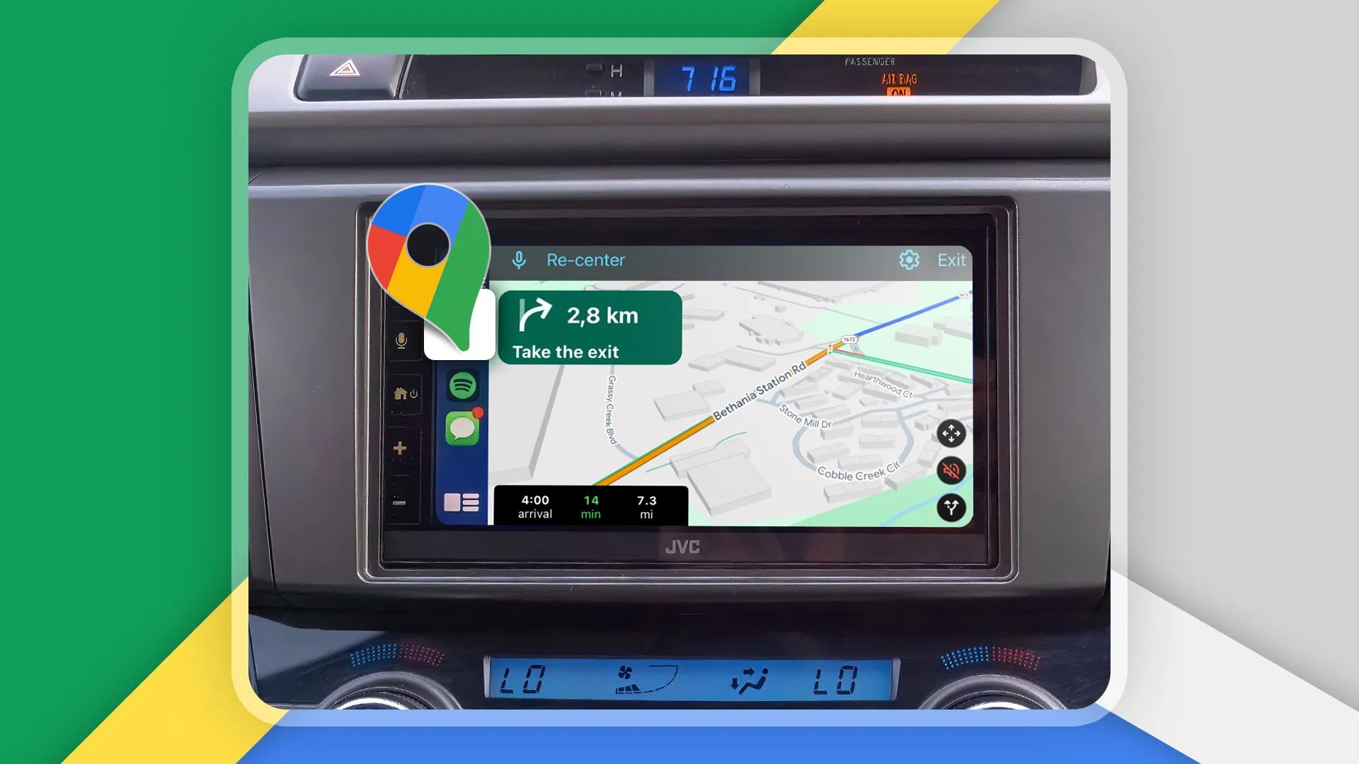Nội thất xe hơi với Apple CarPlay và Google Maps đang mở