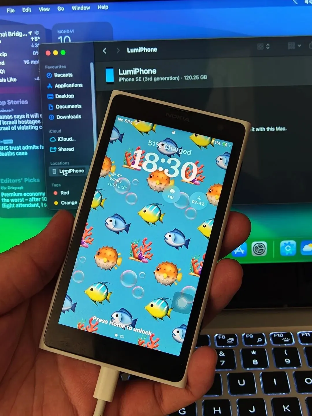NokiApple LumiPhone 1020 SE hiển thị màn hình chính iOS, thể hiện sự thành công của dự án độ chế khi kết hợp phần mềm Apple với thiết kế Nokia cổ điển.
