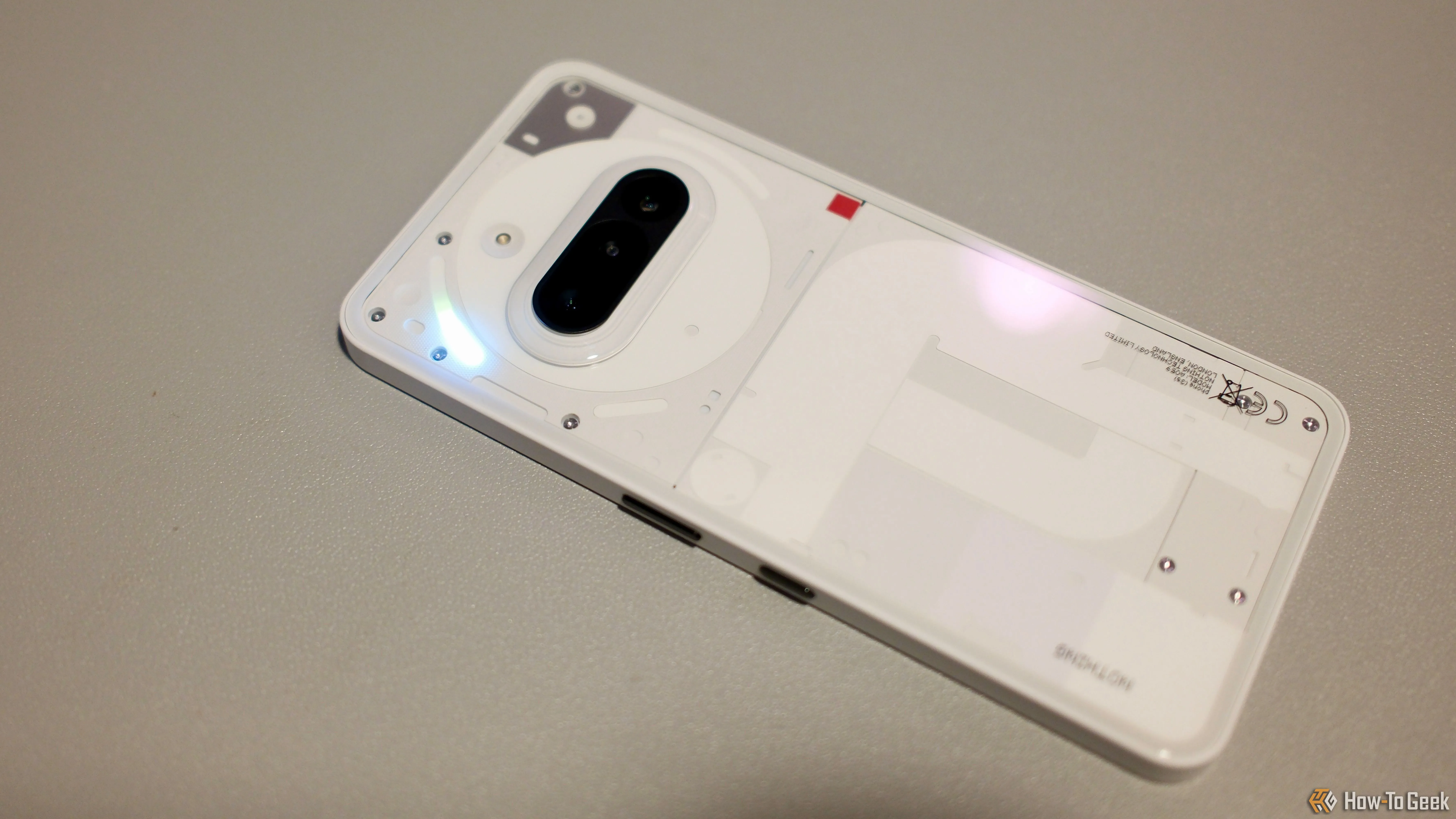 Nothing Phone (3a) trình diễn hệ thống đèn Glyph Interface độc đáo phía sau