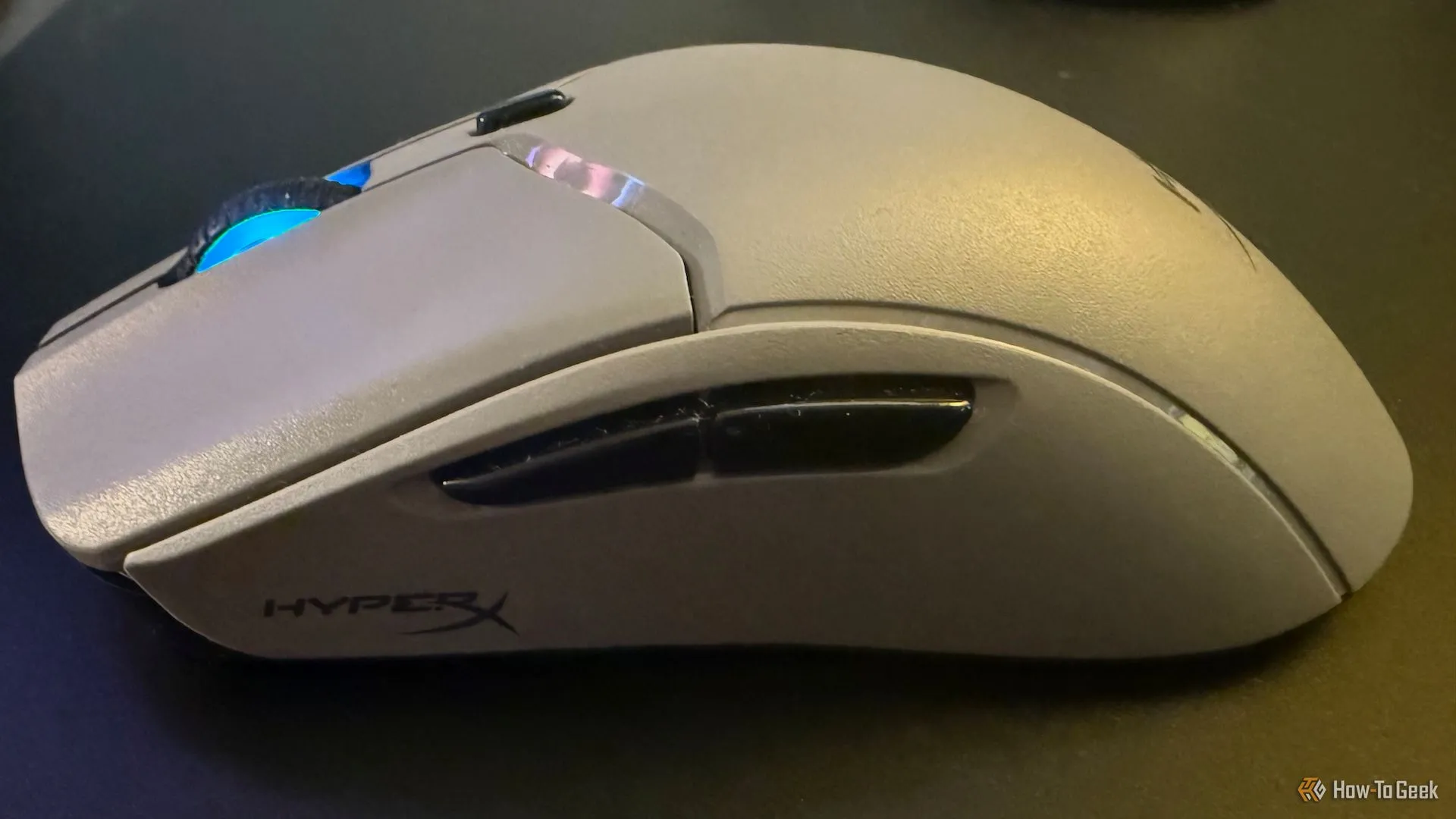 Nút bấm cạnh và con lăn của HyperX Pulsefire Haste 2 Pro
