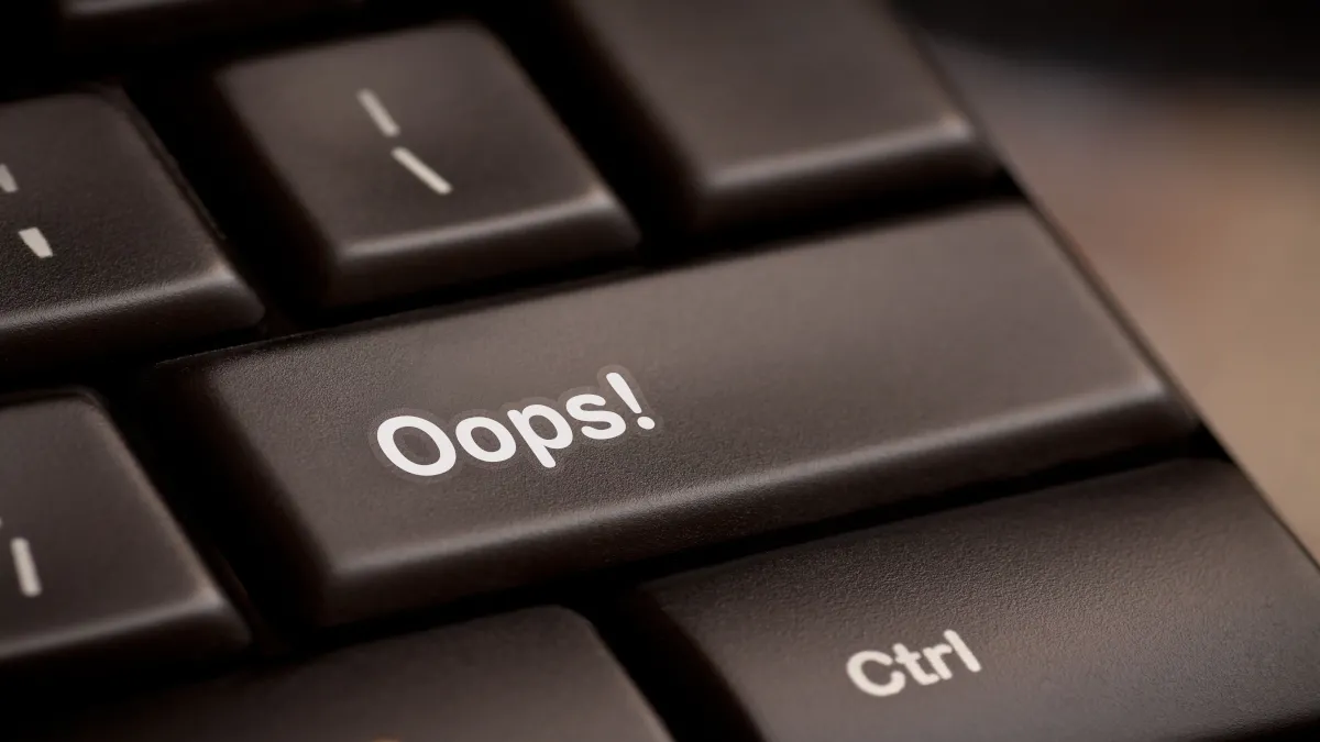 Nút 'Oops!' trên bàn phím, tượng trưng cho những lỗi gõ sai có thể xảy ra