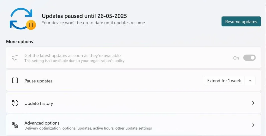 Nút &quot;Resume Updates&quot; (Tiếp tục Cập nhật) trong giao diện Cài đặt Windows 11