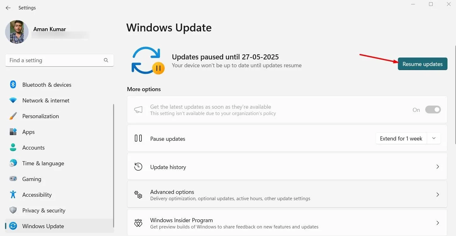 Nút "Tiếp tục cập nhật" trong phần Cài đặt Windows 11, hiển thị tùy chọn quản lý cập nhật hệ điều hành.