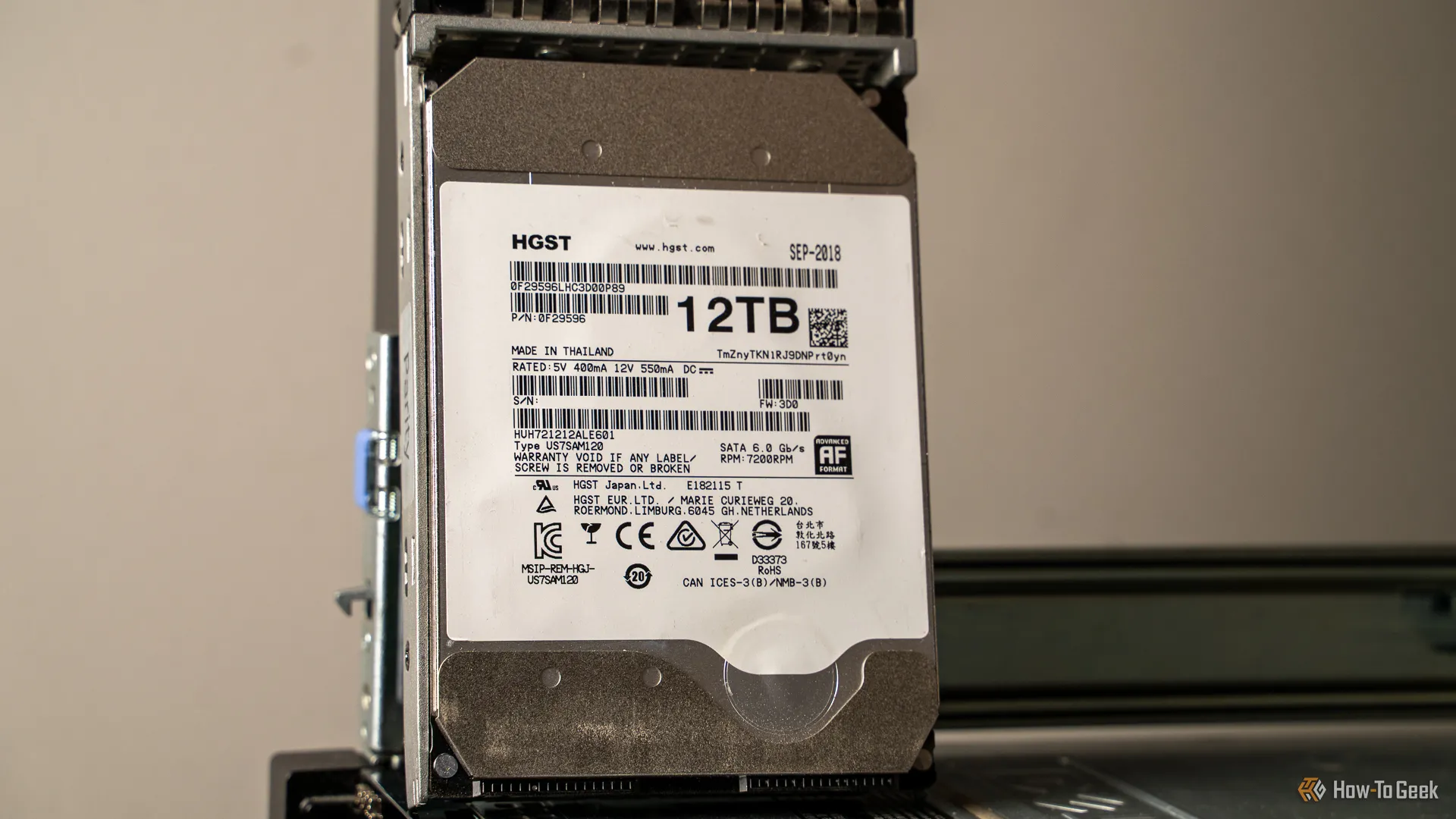 Ổ cứng HGST 12TB Helium được chứng nhận lại, đại diện cho dung lượng lưu trữ lớn cần thiết cho một Plex server chứa nội dung 4K.